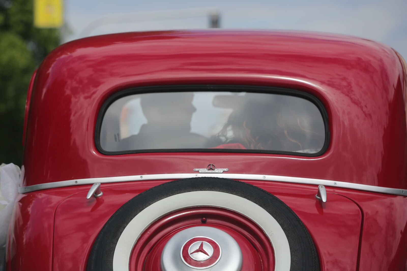 Canon EOS 5D Mark III sample photo. Bride, car, groom, oldtimer photography
