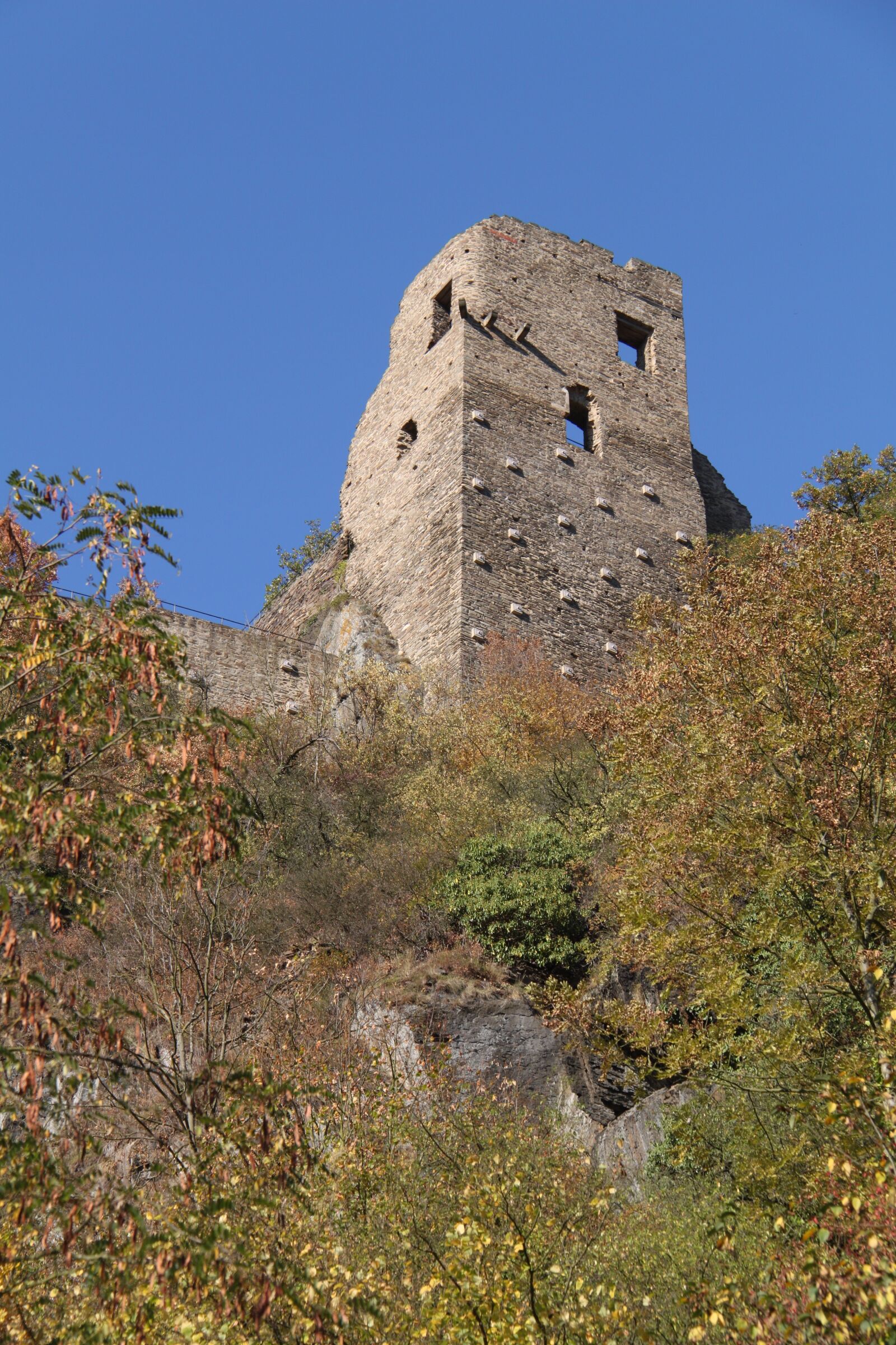 Canon EOS 500D (EOS Rebel T1i / EOS Kiss X3) sample photo. Castle are, altenahr, ruin photography