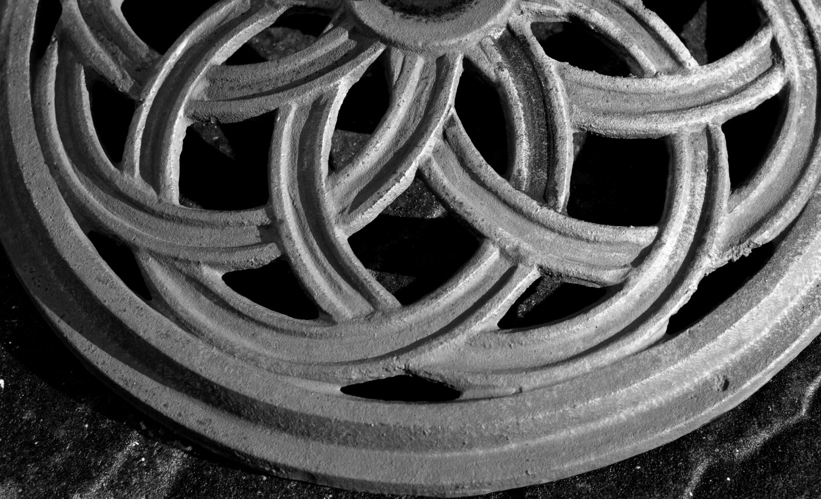 Nikon D200 sample photo. Metal, pattern, grey photography