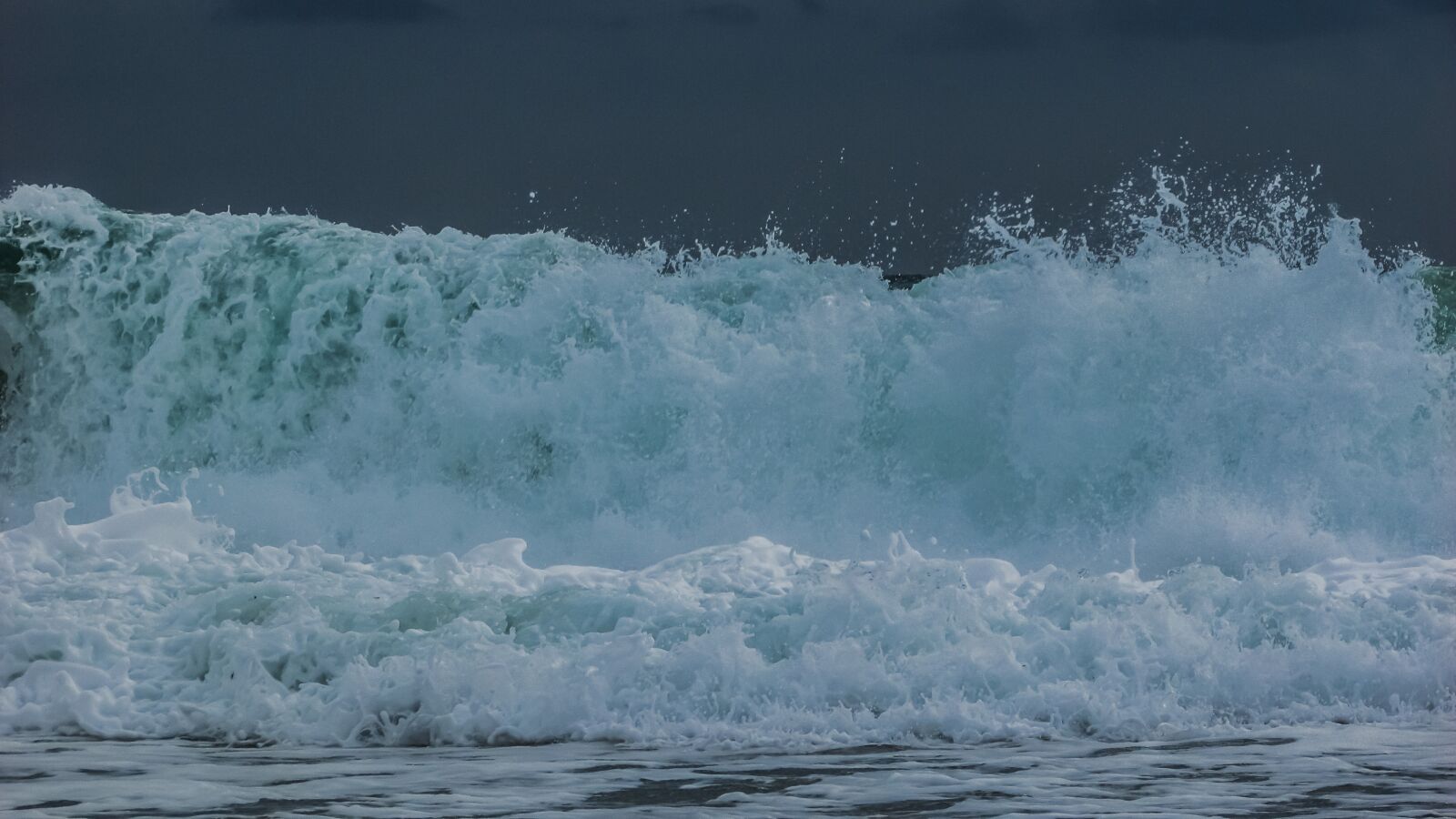 Canon PowerShot SX400 IS sample photo. Wave, water, wall photography