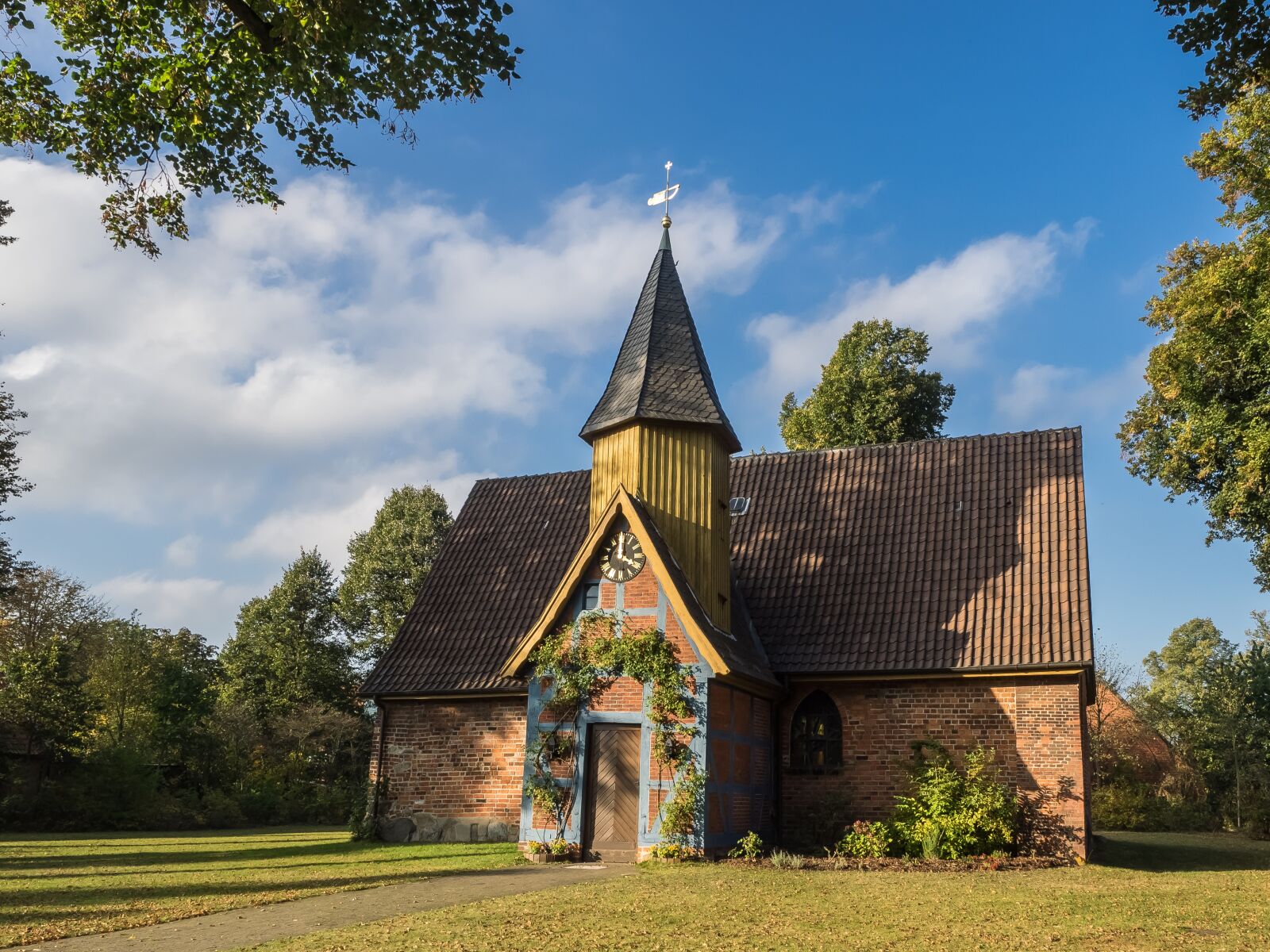 Olympus OM-D E-M1 + Olympus M.Zuiko Digital ED 12-40mm F2.8 Pro sample photo. Chapel, john chapel, church photography