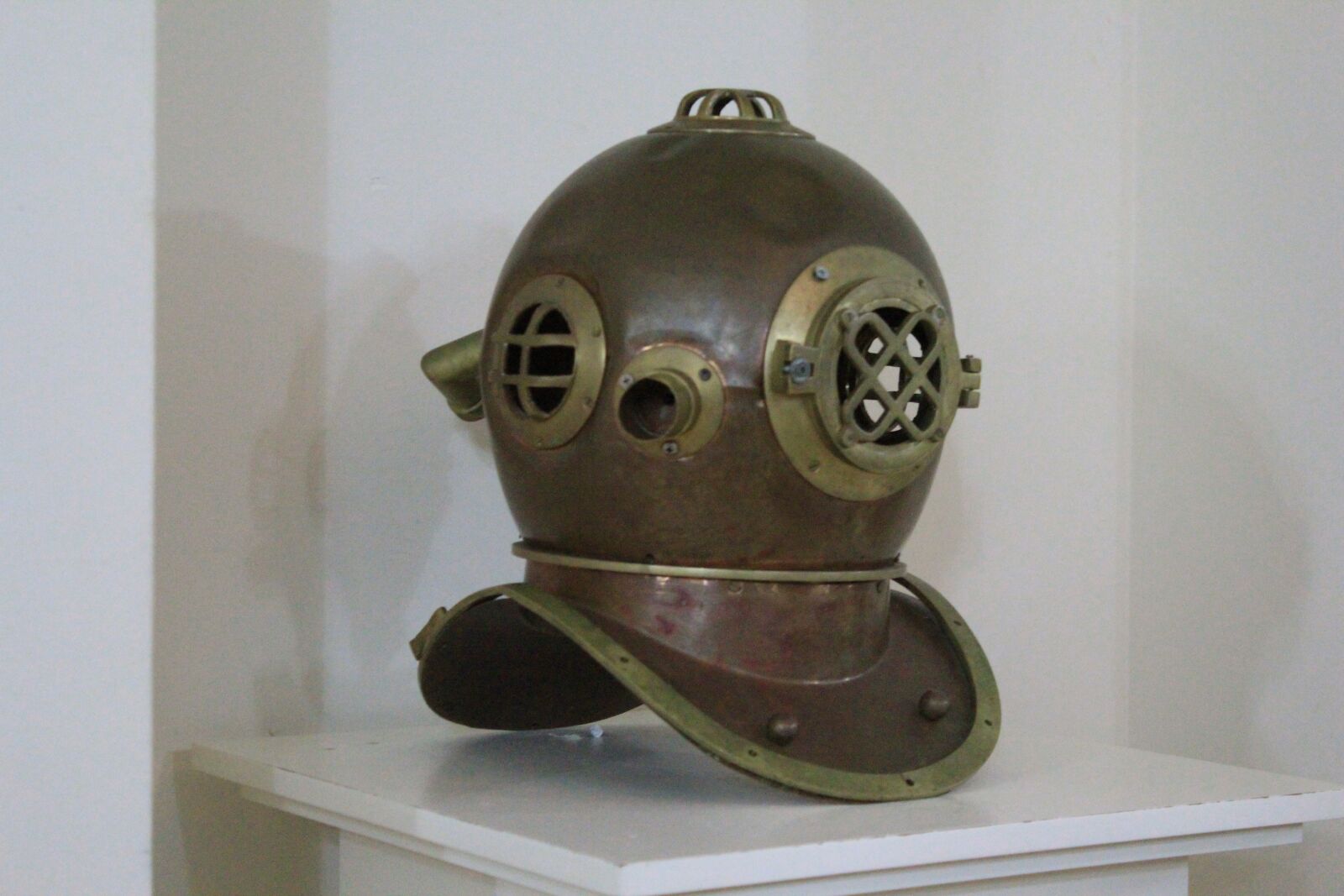 Canon EOS 550D (EOS Rebel T2i / EOS Kiss X4) sample photo. Divers helmet, diving, helm photography