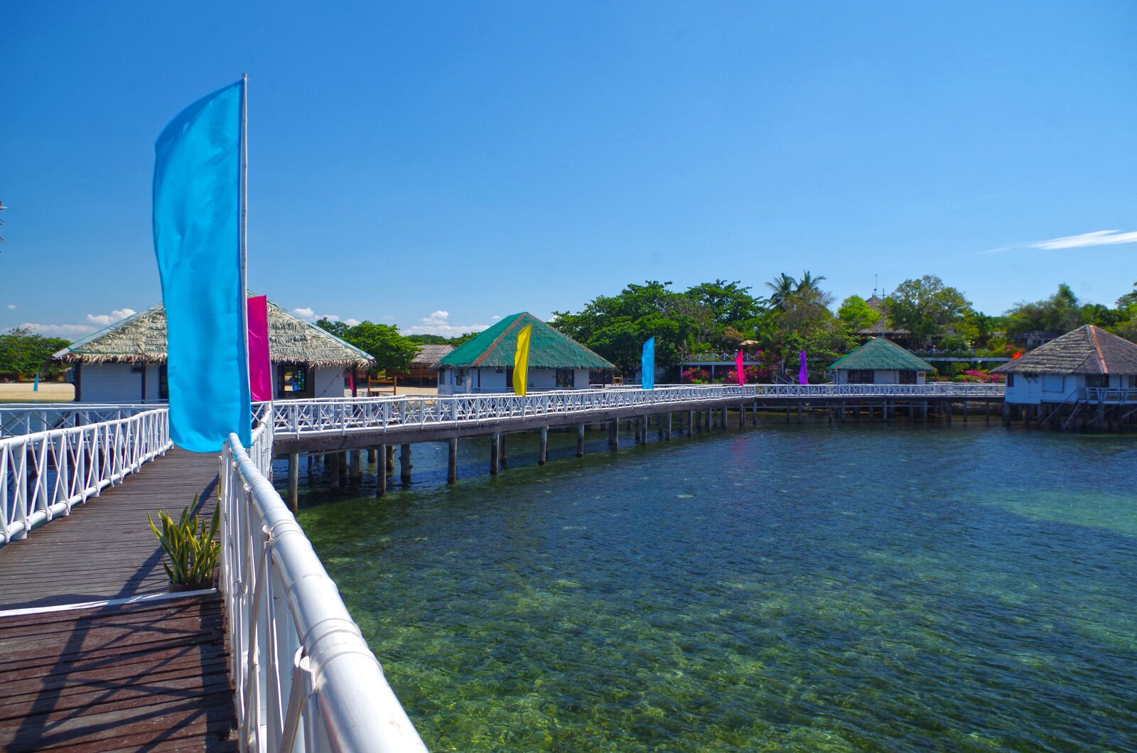 Pentax K-50 sample photo. Sea, footbridge, cottages photography