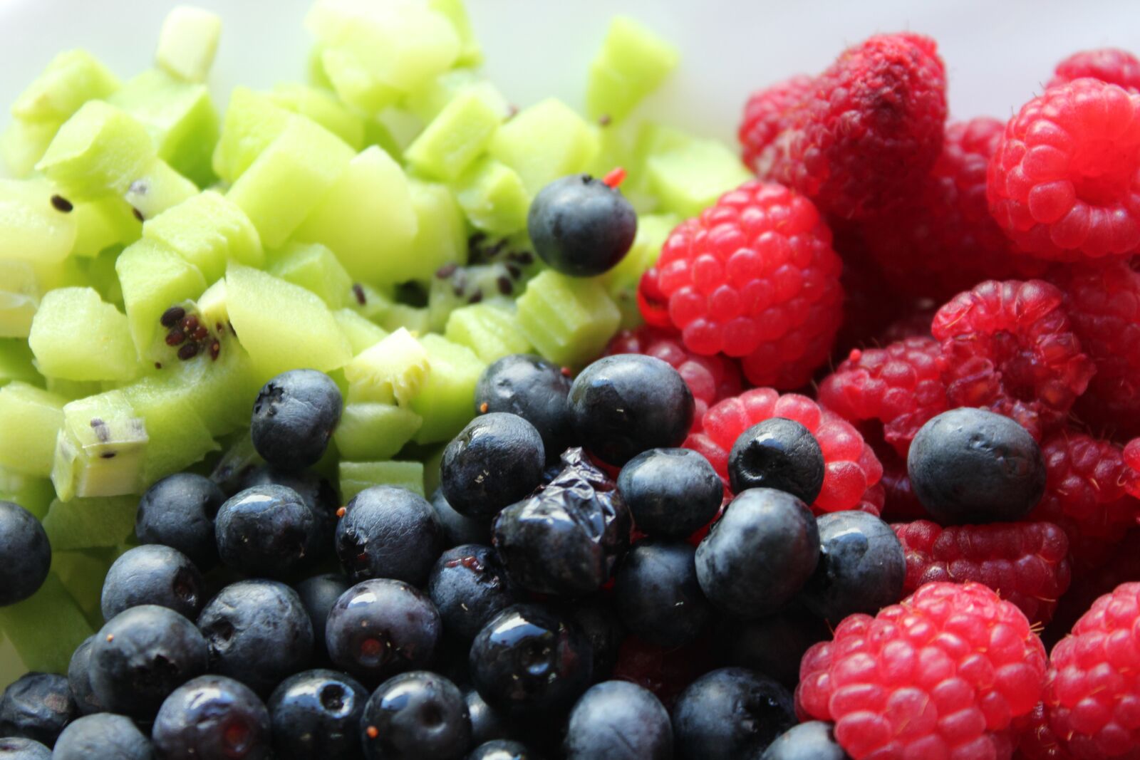 Canon EOS 1200D (EOS Rebel T5 / EOS Kiss X70 / EOS Hi) sample photo. Fruit, raspberries, blueberries photography