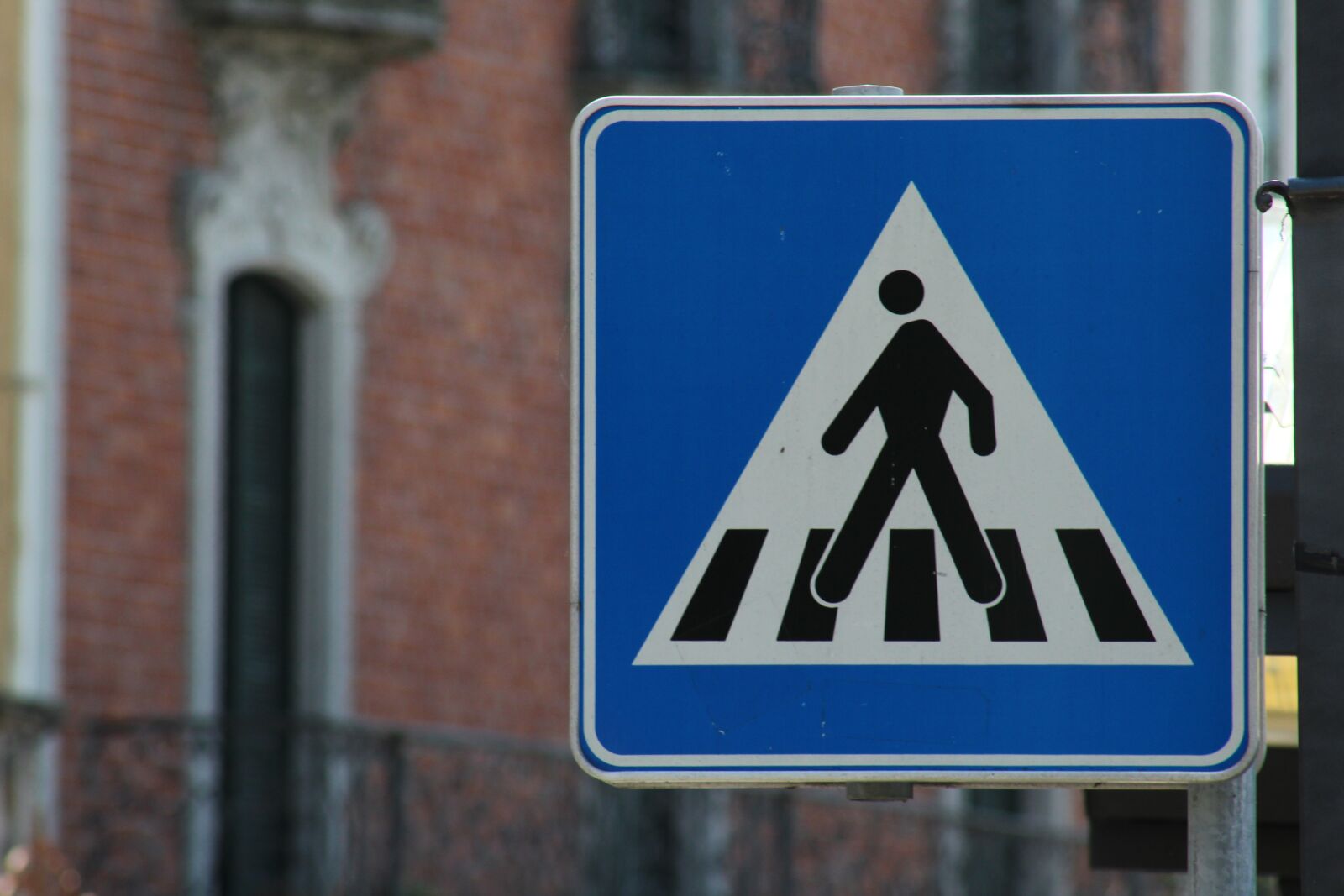 Canon EF75-300mm f/4-5.6 sample photo. Street sign, crosswalk, pedestrian photography