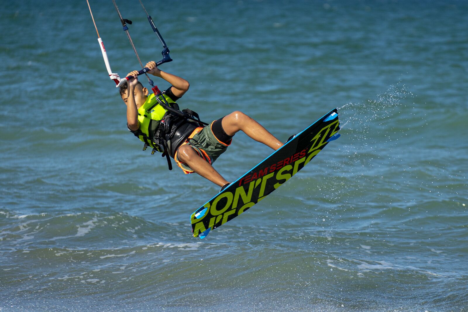Sony a7 II + Sony FE 70-200mm F4 G OSS sample photo. Kite, surf, sea photography