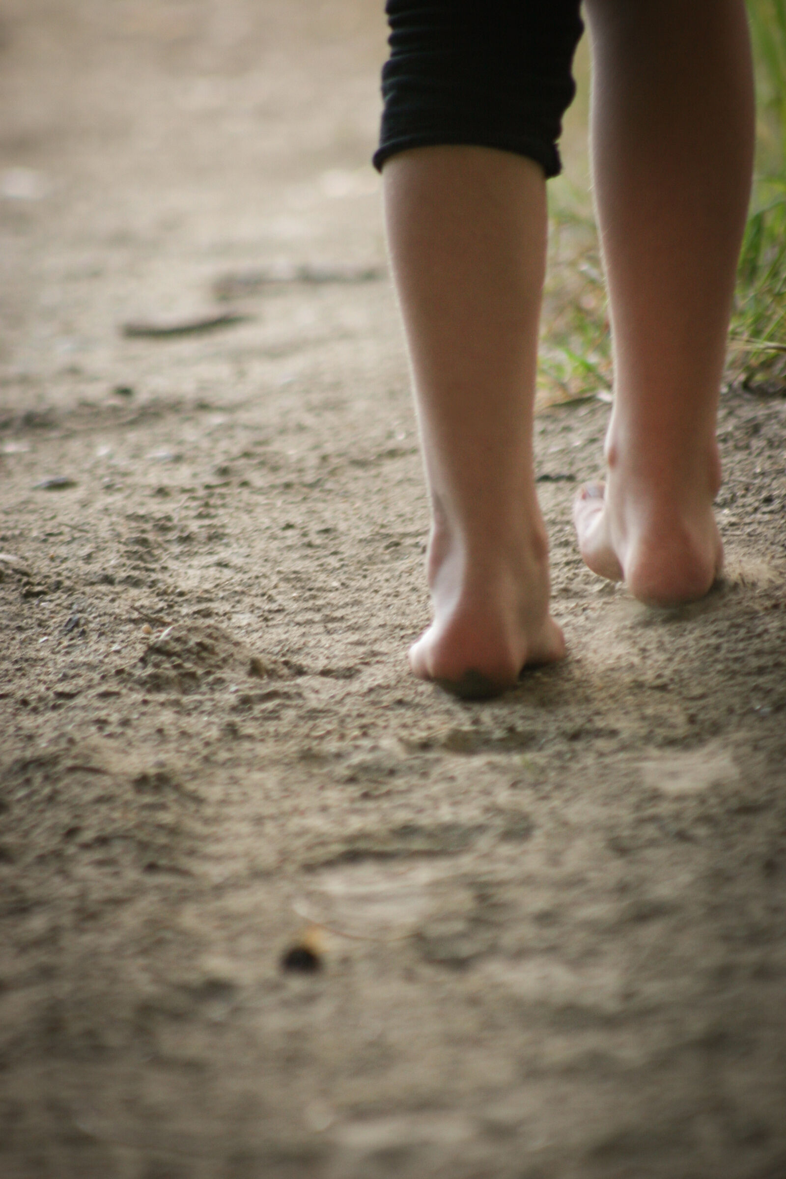 Canon EOS 20D sample photo. Barefoot, child, feet, girl photography