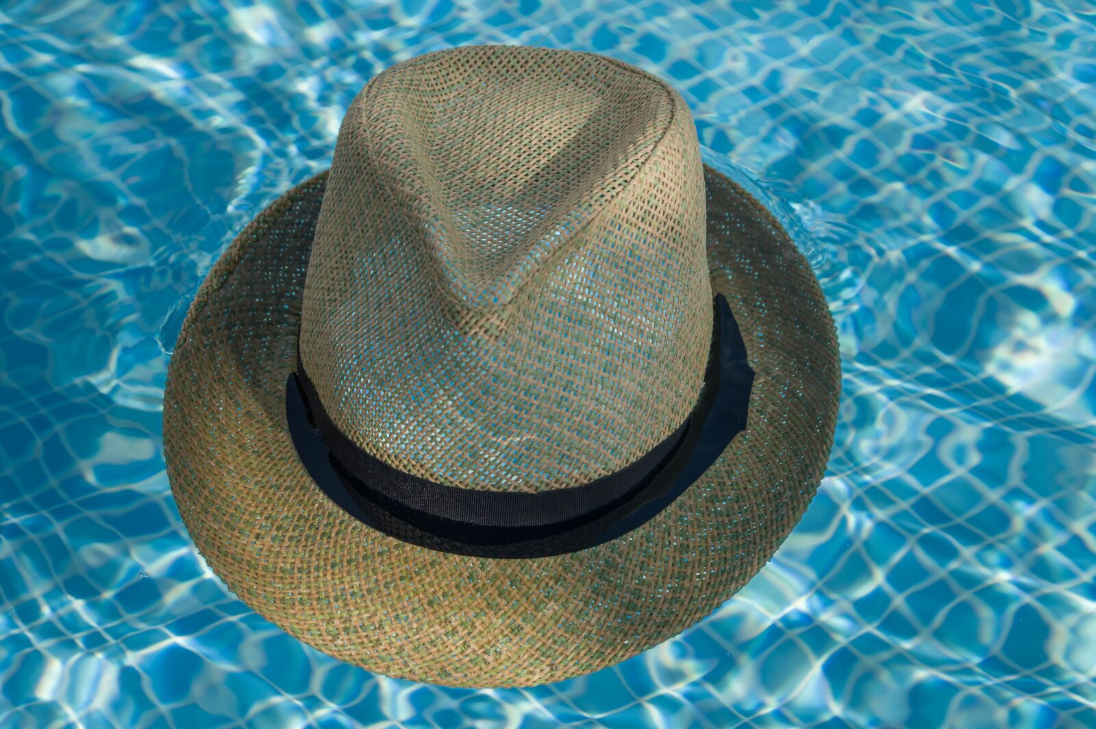 Pentax KP sample photo. Straw hat, swimming pool photography