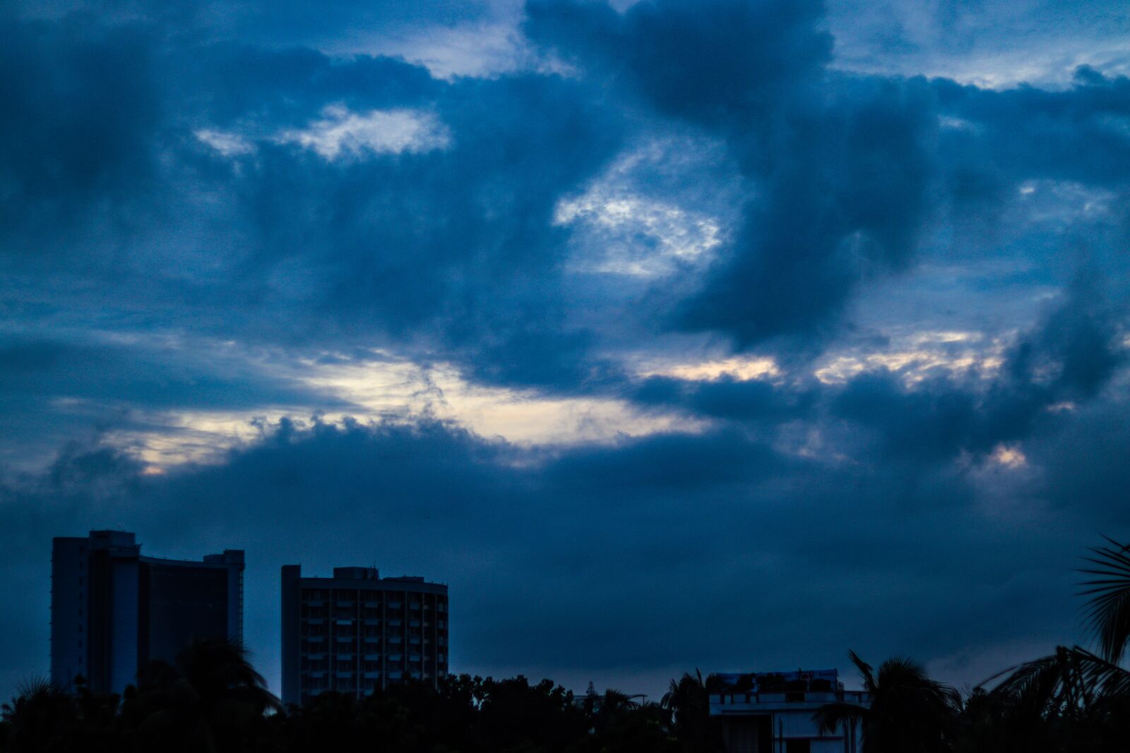 Canon EOS 250D (EOS Rebel SL3 / EOS Kiss X10 / EOS 200D II) sample photo. Cloud, sky, sunset photography