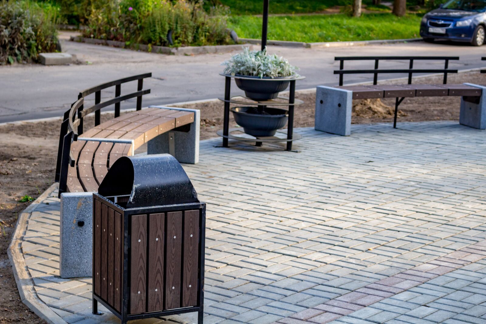 Canon EOS 100D (EOS Rebel SL1 / EOS Kiss X7) sample photo. Alley, square, benches photography