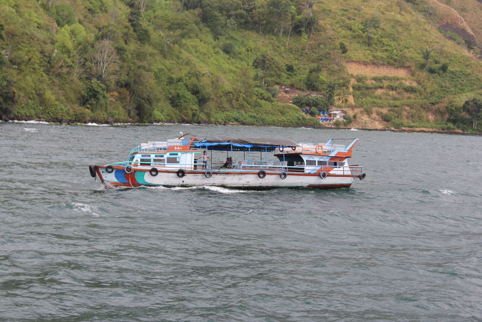Canon EF-S 18-200mm F3.5-5.6 IS sample photo. Boat, danau, toba, lake photography