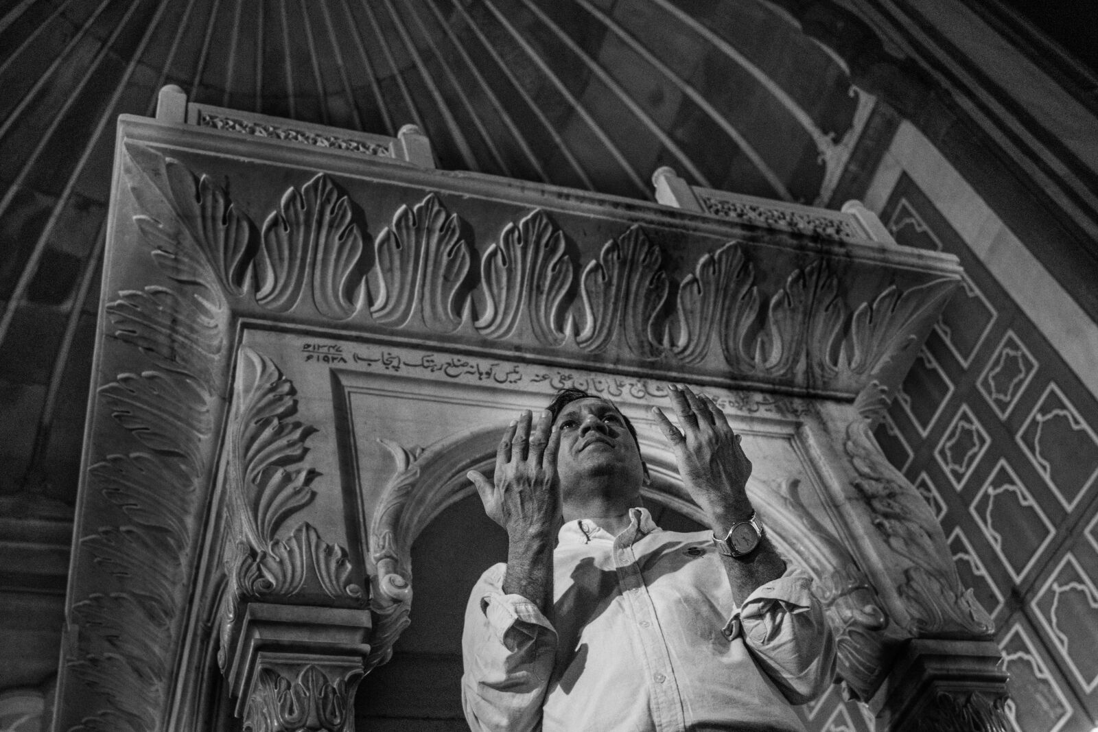 Canon EF-S 24mm F2.8 STM sample photo. Man, praying, mosque photography