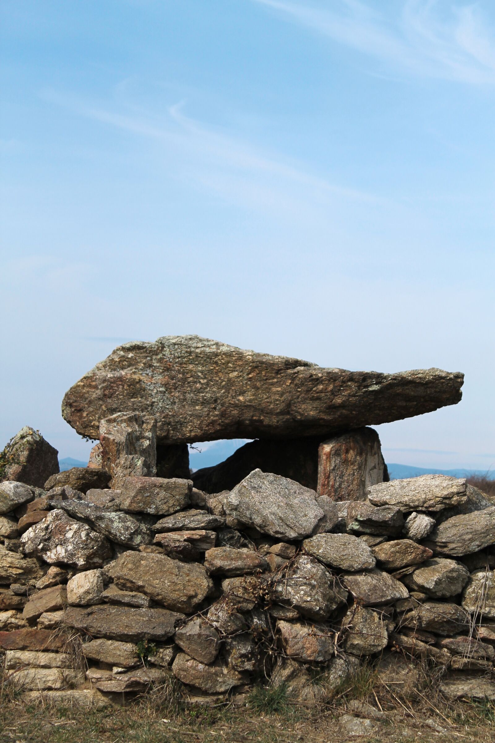 Canon EOS 1100D (EOS Rebel T3 / EOS Kiss X50) sample photo. Dolmen, pierre, wall photography