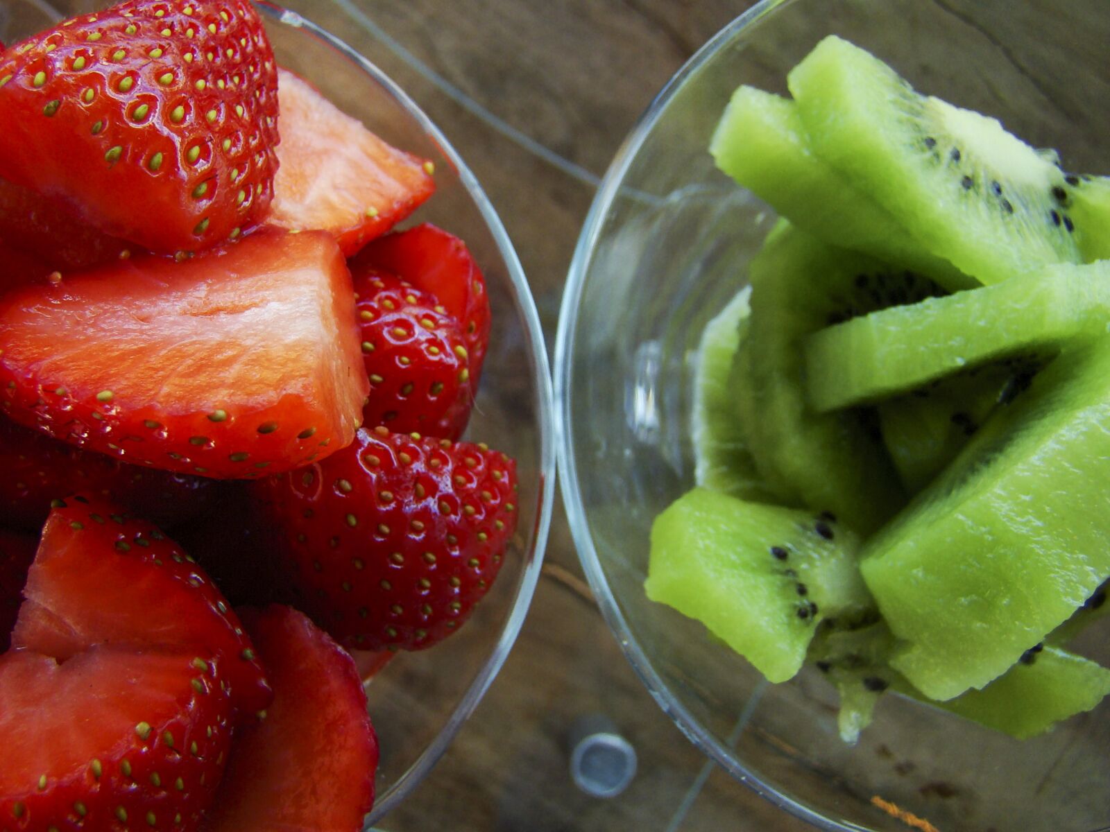 Sony DSC-H9 sample photo. Strawberry, kiwi, dessert photography