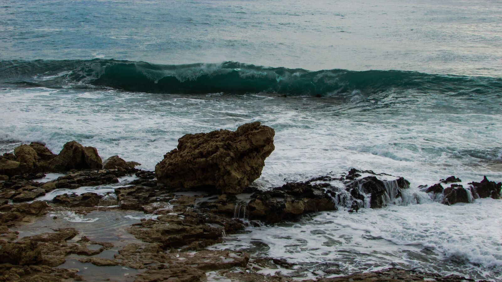 Canon PowerShot SX400 IS sample photo. Wave, smashing, rocky coast photography