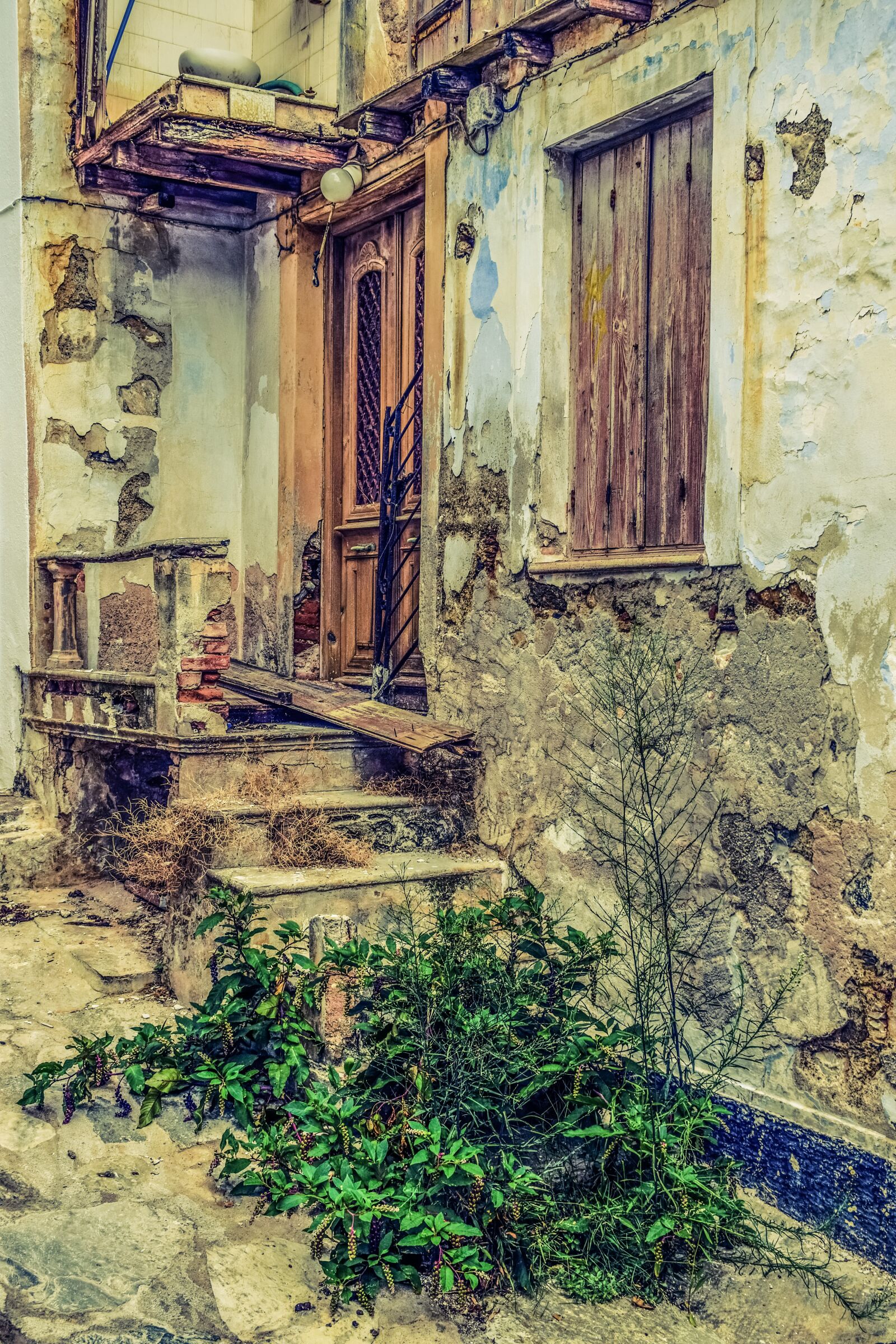 Nikon D3300 sample photo. Old house, damaged, weathered photography