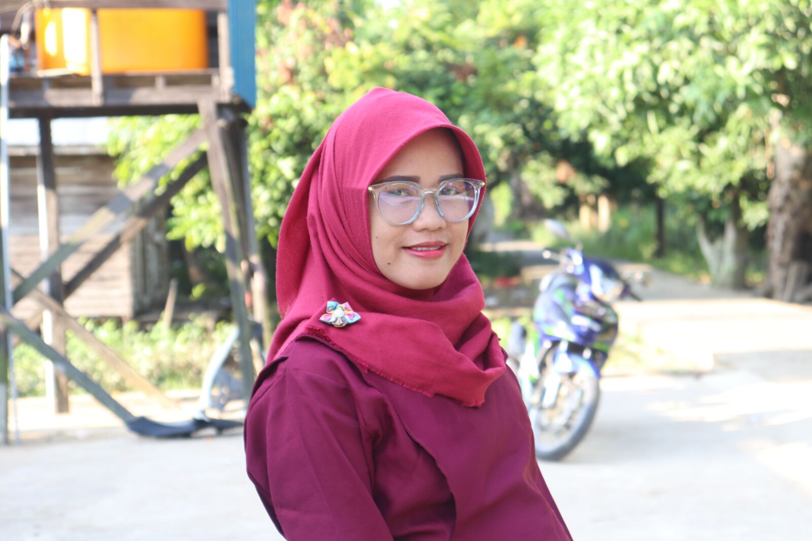 Canon EOS 200D (EOS Rebel SL2 / EOS Kiss X9) sample photo. Women, look in the photography