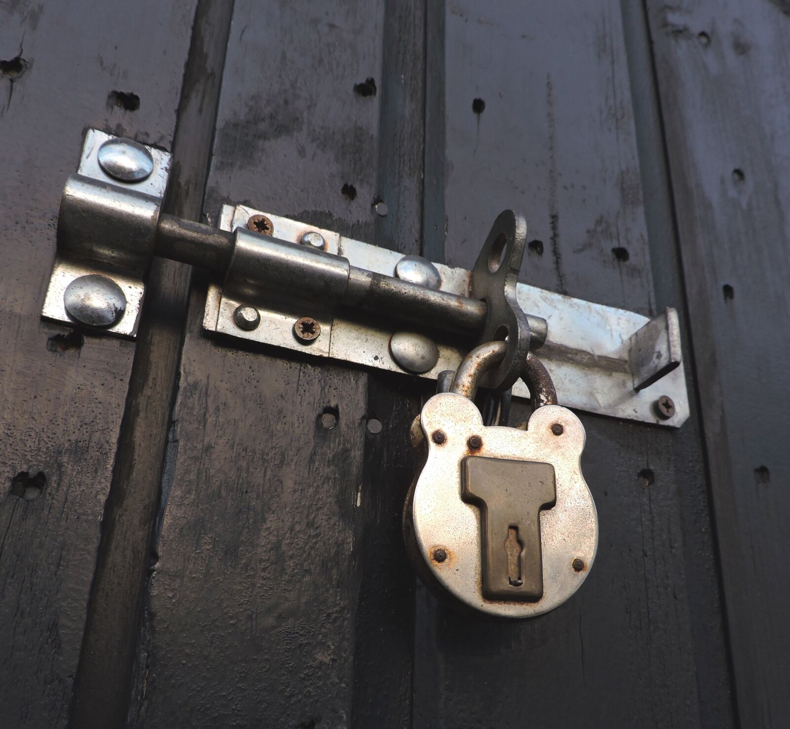 Nikon Coolpix P530 sample photo. Lock, door, security photography