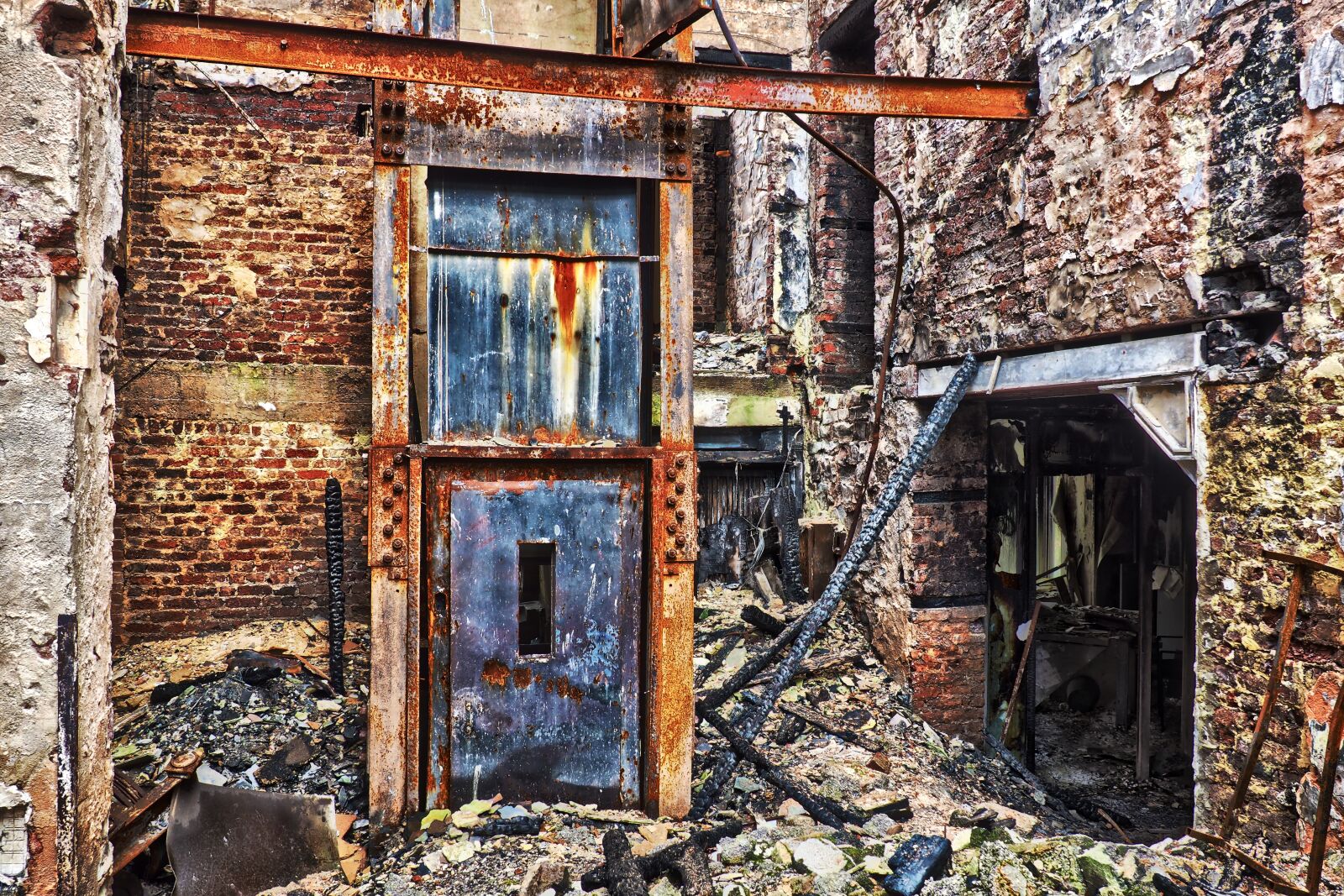 Olympus OM-D E-M10 sample photo. Old, abandoned, house photography