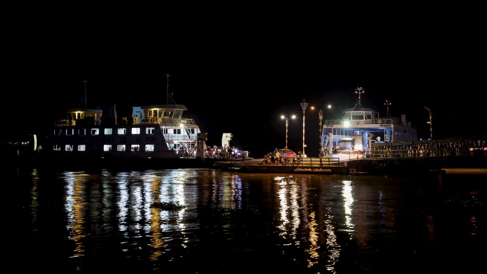 Tamron SP AF 17-50mm F2.8 XR Di II LD Aspherical (IF) sample photo. River, night, reflection photography