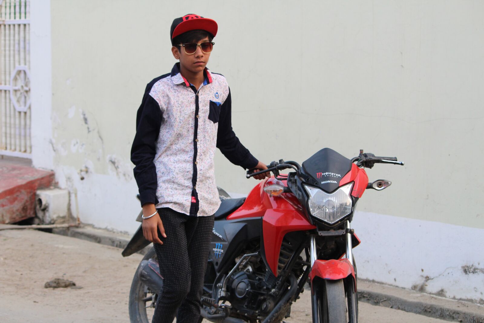 Canon EOS 1300D (EOS Rebel T6 / EOS Kiss X80) sample photo. People, bike, adult photography