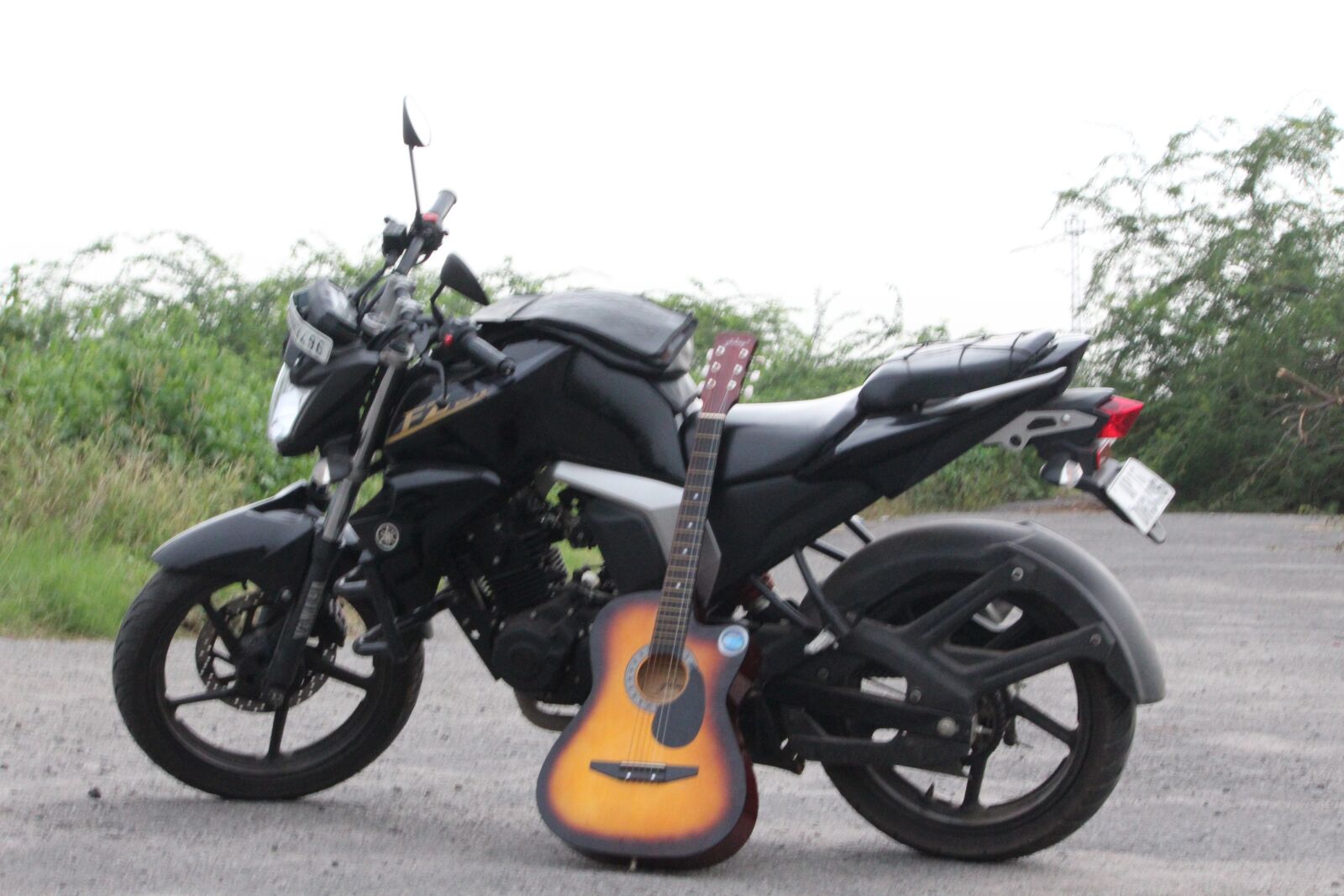 Canon EOS 1200D (EOS Rebel T5 / EOS Kiss X70 / EOS Hi) sample photo. Bike, guitar, music photography