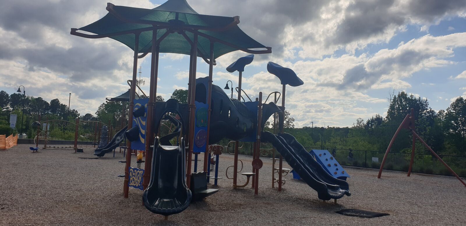 Samsung Galaxy Note9 sample photo. Slides, corona, playground photography