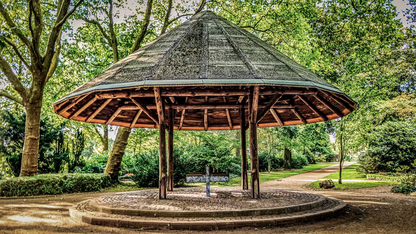 Canon EOS 100D (EOS Rebel SL1 / EOS Kiss X7) sample photo. Gazebo, park, landscape photography