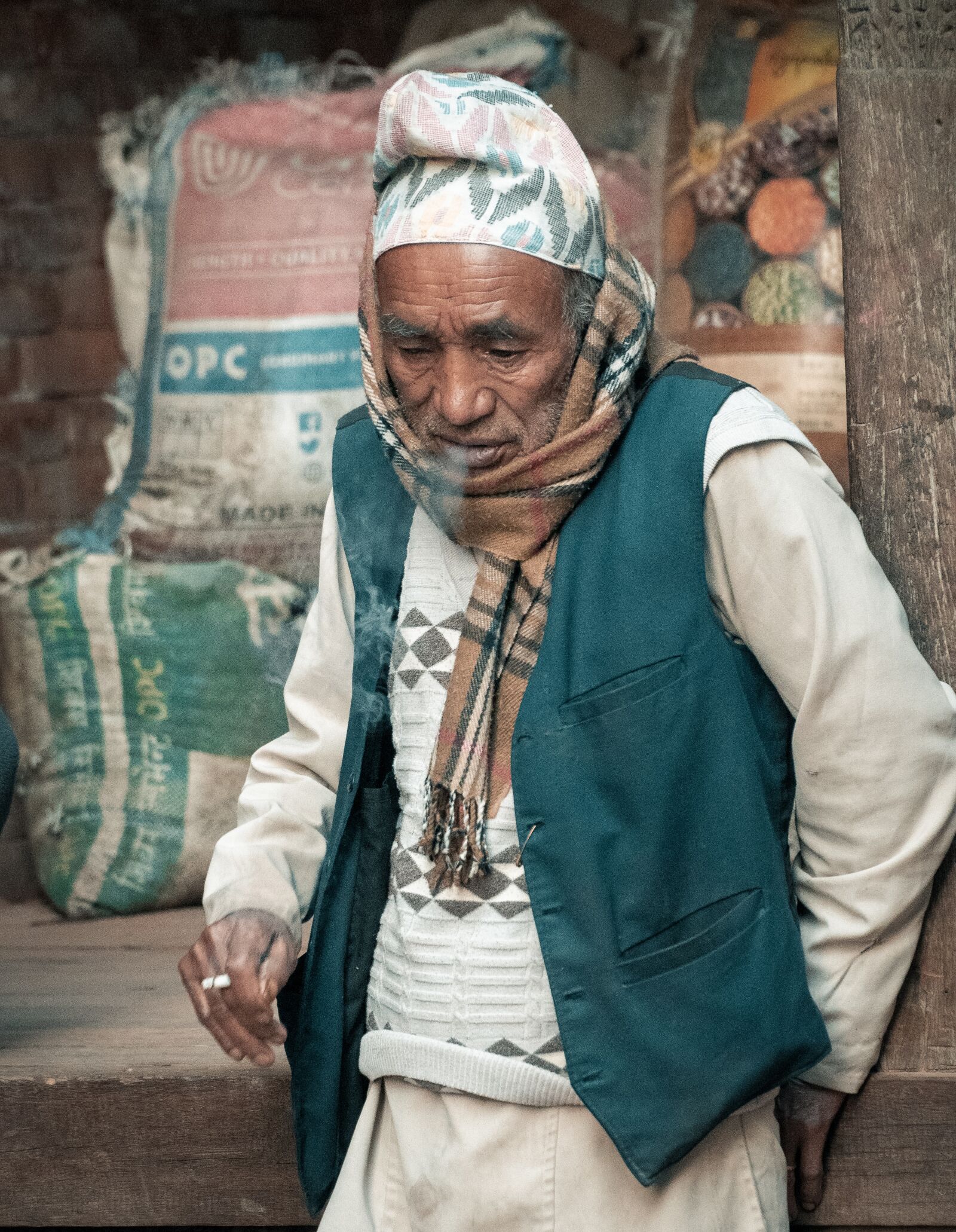 Sony a6300 sample photo. Nepal, old man, smokes photography