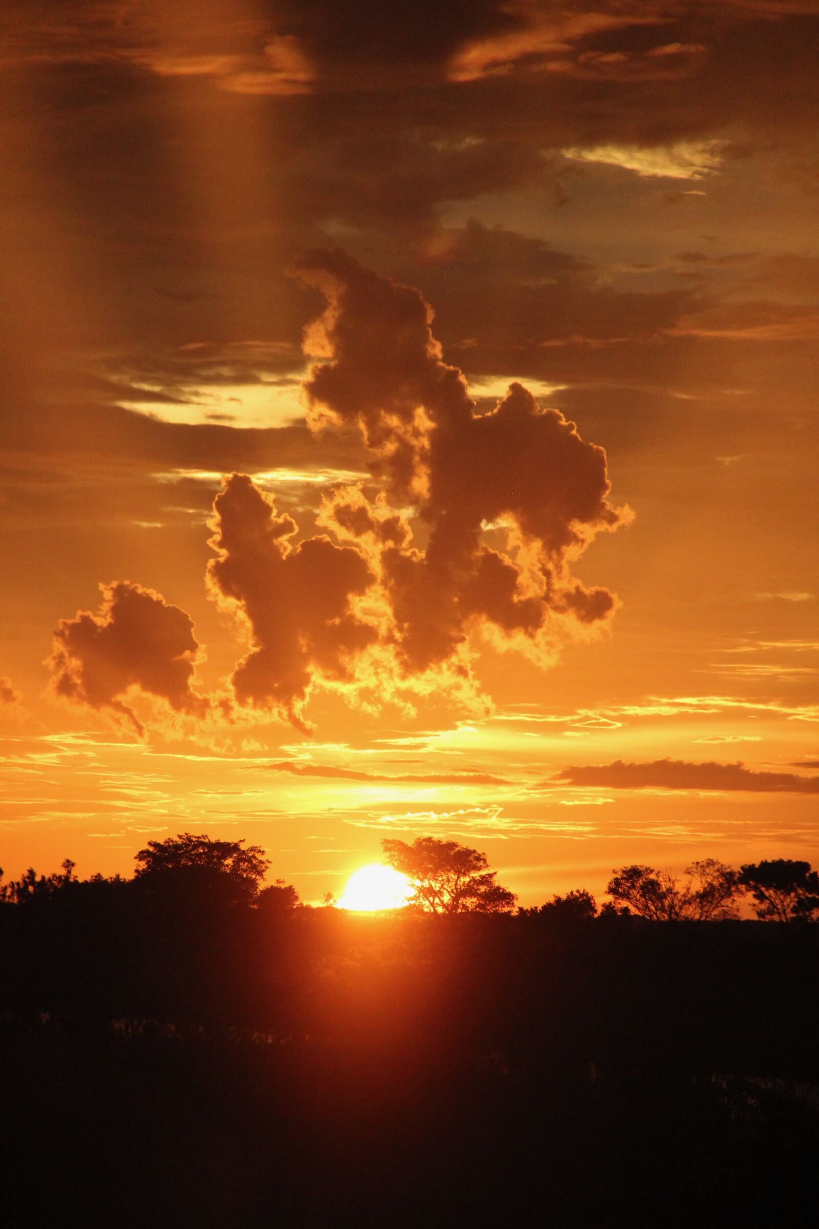 Canon EOS 550D (EOS Rebel T2i / EOS Kiss X4) sample photo. Cloud formation, evening sky photography
