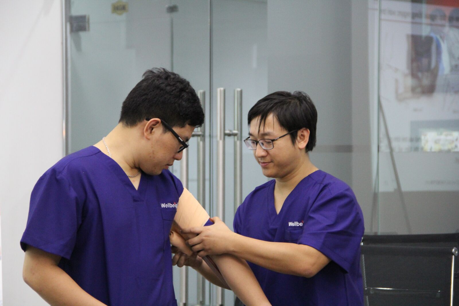 Canon EOS 60D sample photo. Wellbeing, first aid, viet photography