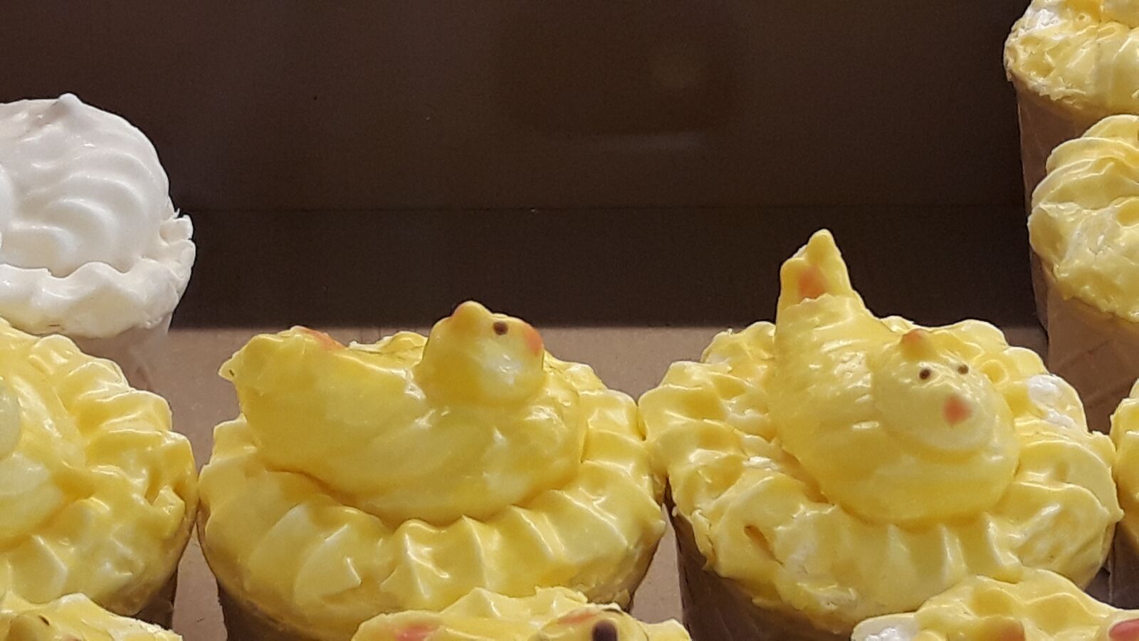 Samsung Galaxy J5 sample photo. Chickens, the cake, pastry photography