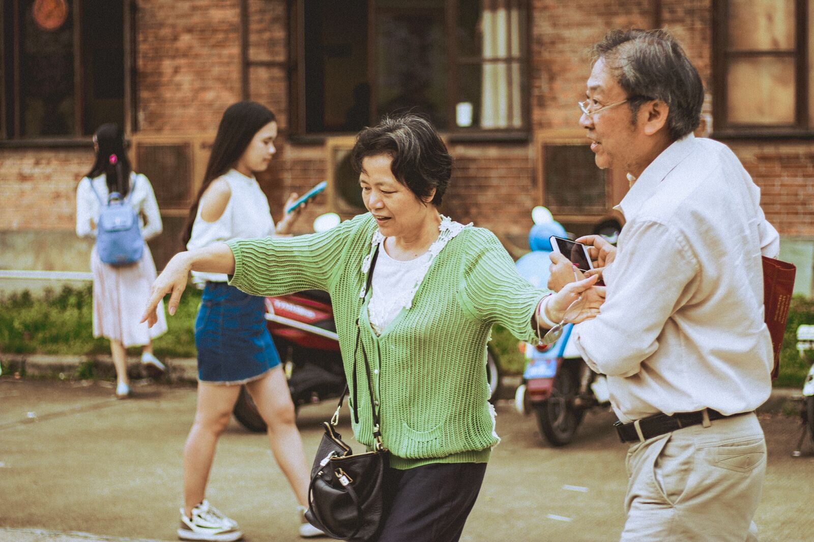 Canon EOS 650D (EOS Rebel T4i / EOS Kiss X6i) + Canon EF 50mm F1.8 STM sample photo. The old man, for photography