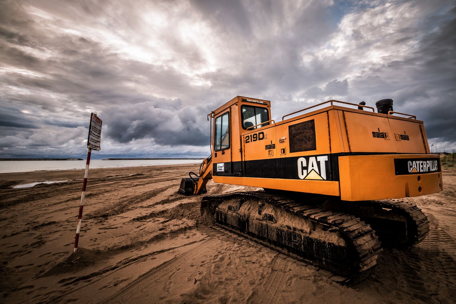 Canon EOS 1300D (EOS Rebel T6 / EOS Kiss X80) sample photo. Beach, sand, machinery photography