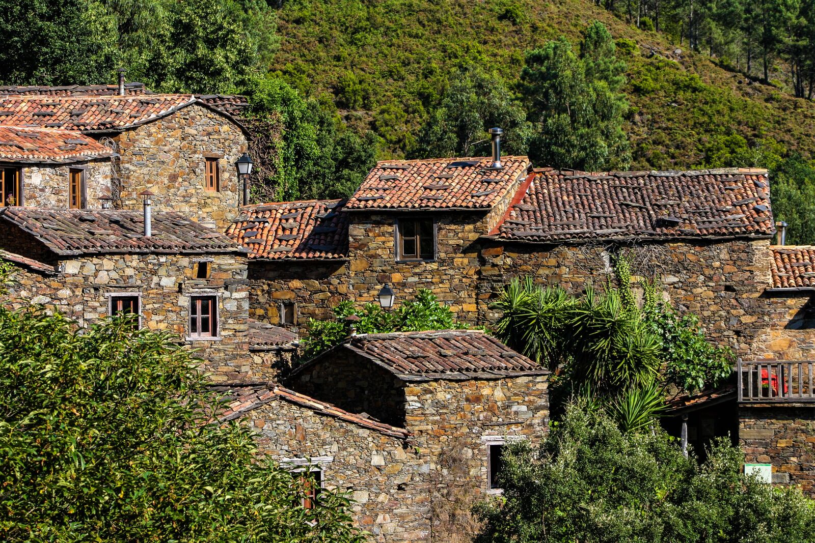 Canon EOS 1000D (EOS Digital Rebel XS / EOS Kiss F) sample photo. Schist village, shale, typical photography