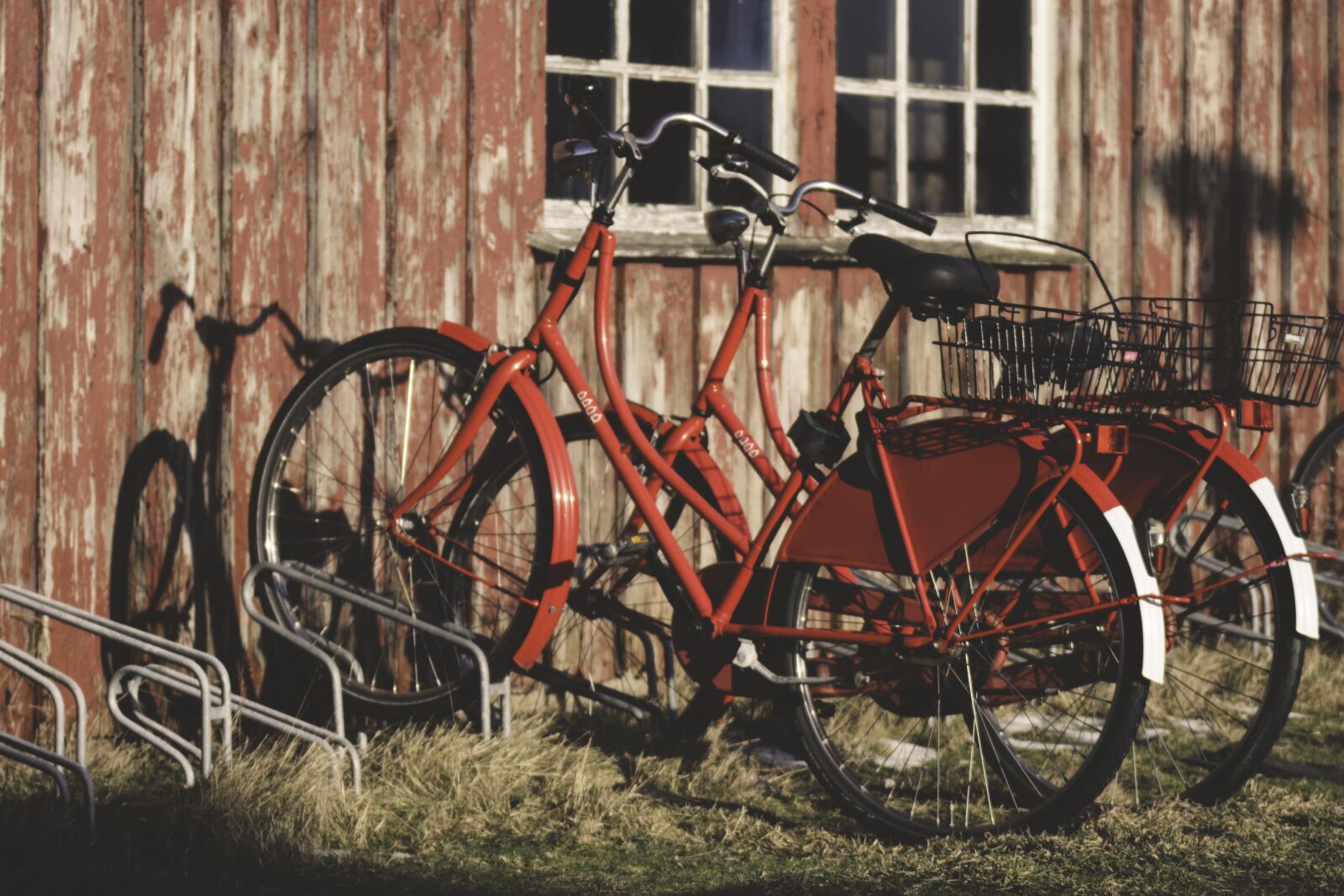 Canon EOS 600D (Rebel EOS T3i / EOS Kiss X5) sample photo. Bicycles, red, bike photography