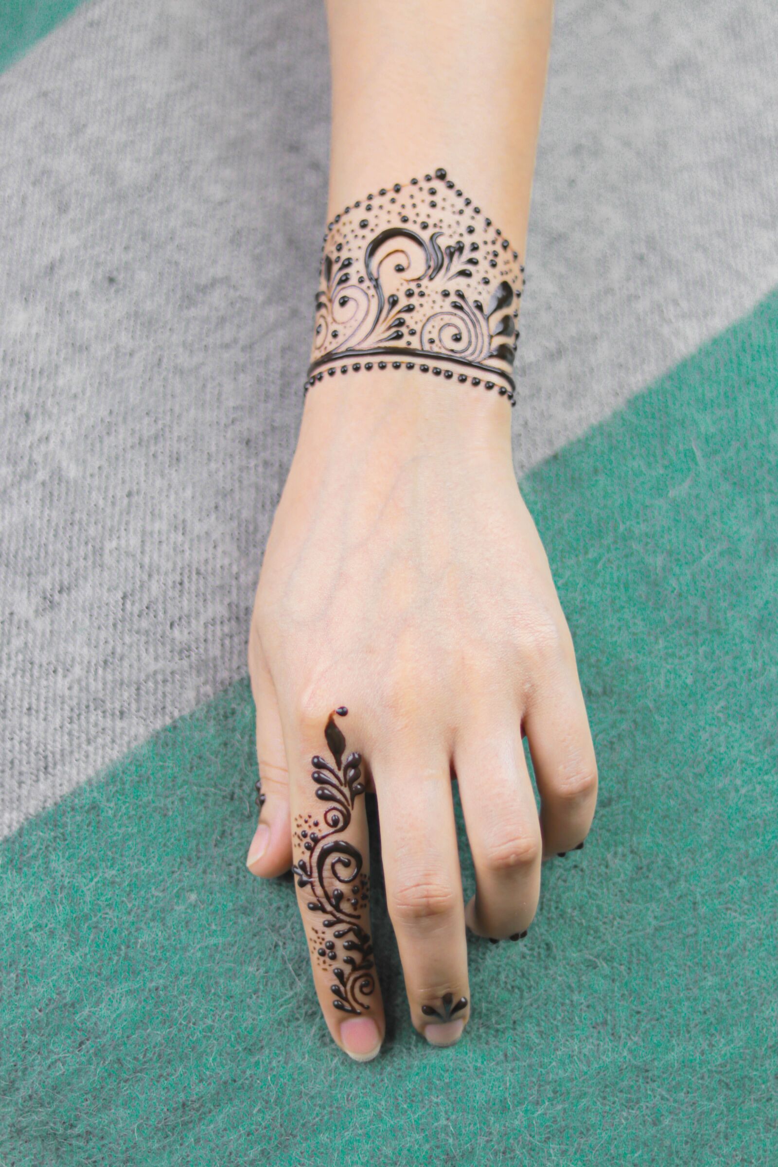 Canon EOS 80D sample photo. Nails, mandala, jewelry photography