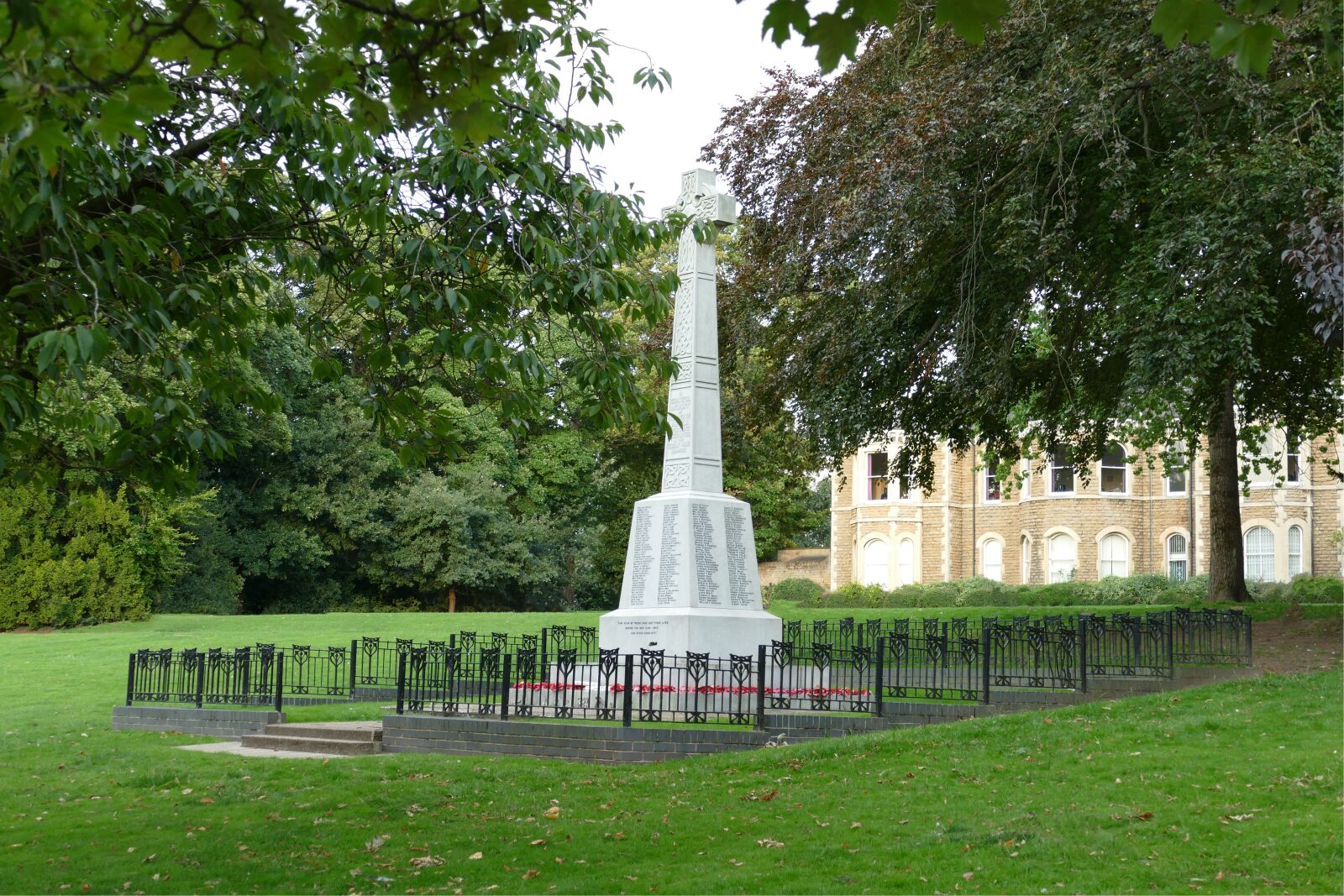 Panasonic Lumix DMC-FZ1000 sample photo. War memorials, cross, memorial photography
