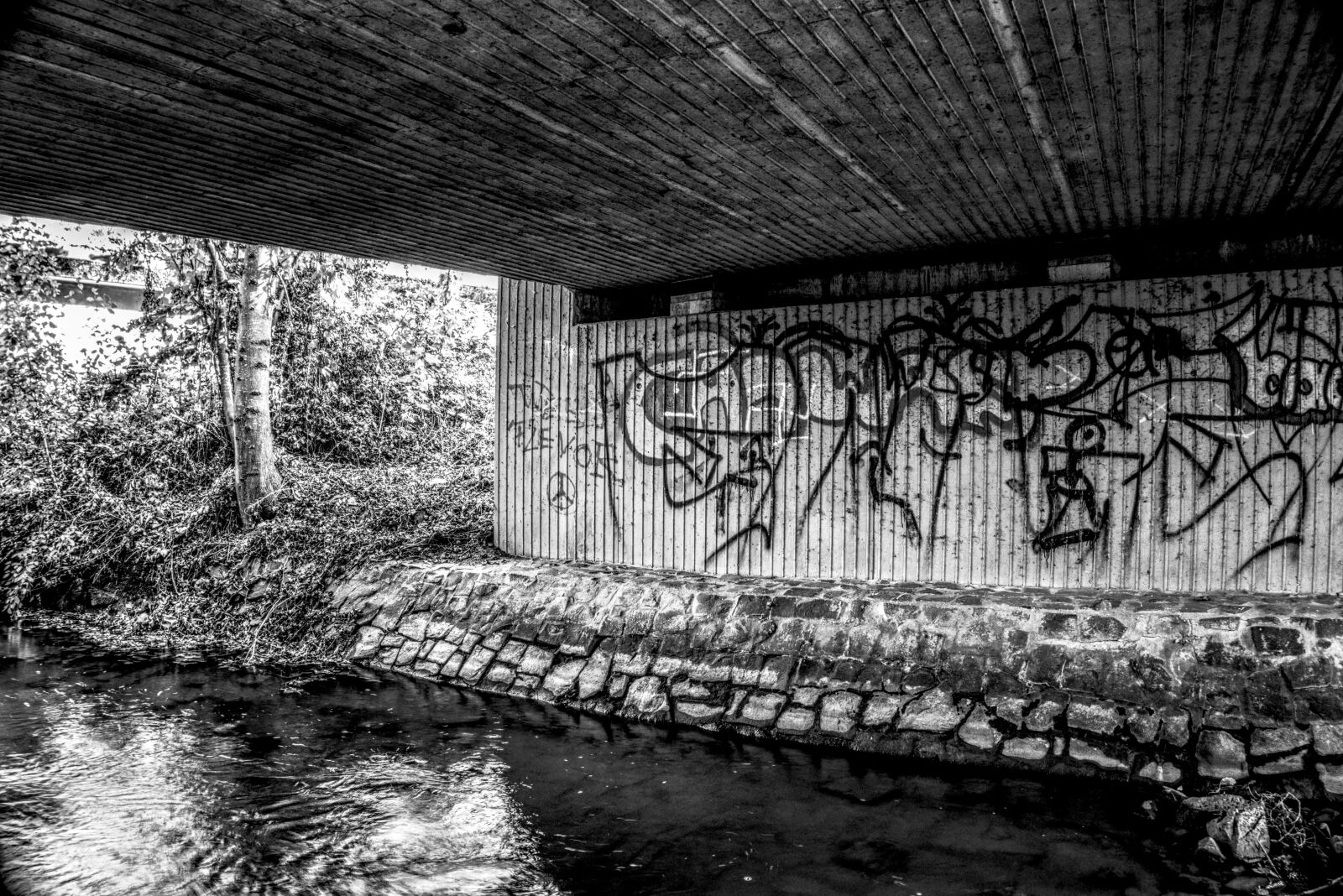 Sony E 16-50mm F3.5-5.6 PZ OSS sample photo. Graffiti, wall, art photography