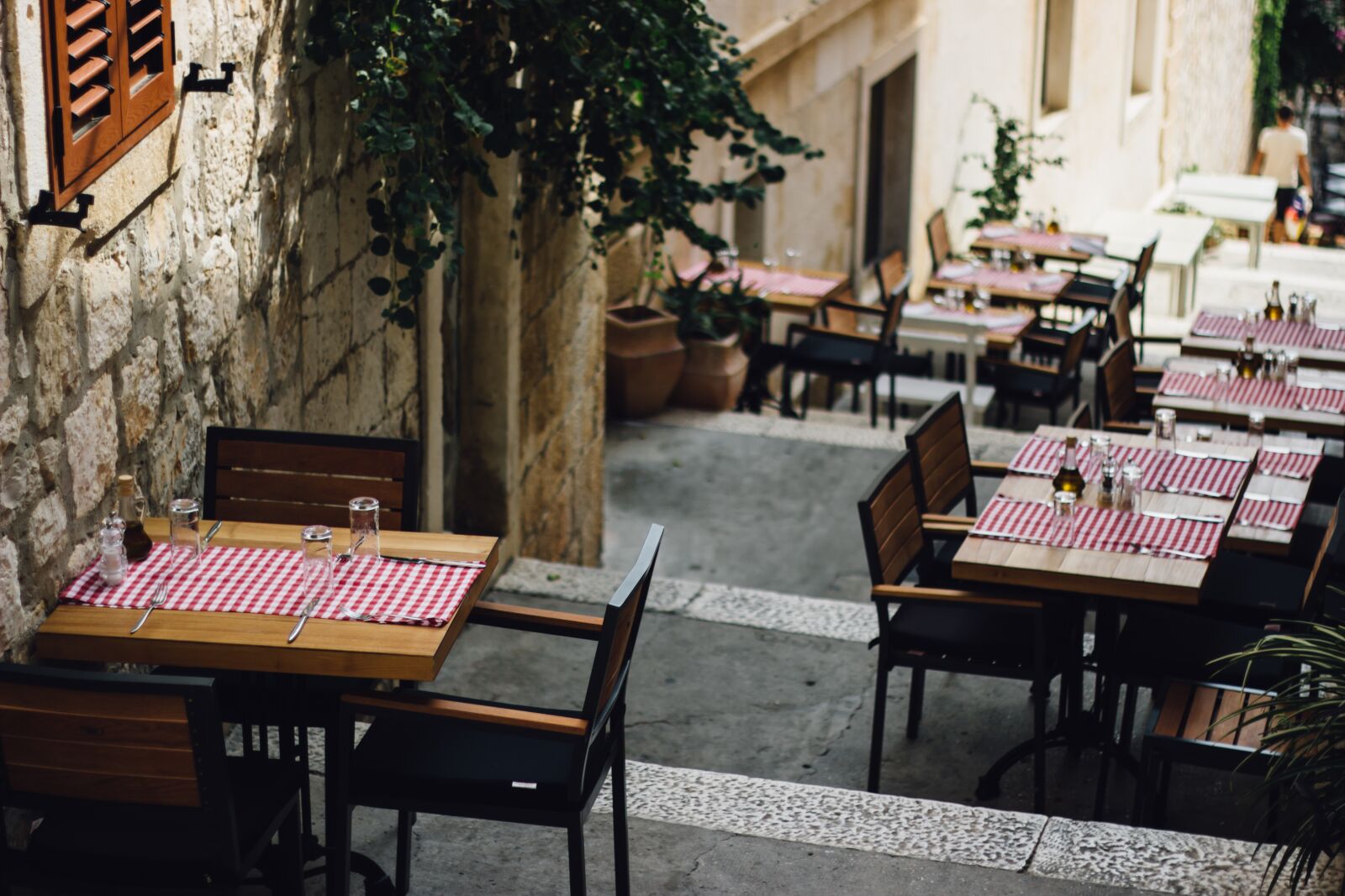Canon EOS 600D (Rebel EOS T3i / EOS Kiss X5) + Canon EF 50mm F1.8 II sample photo. Chairs, empty, restaurant photography