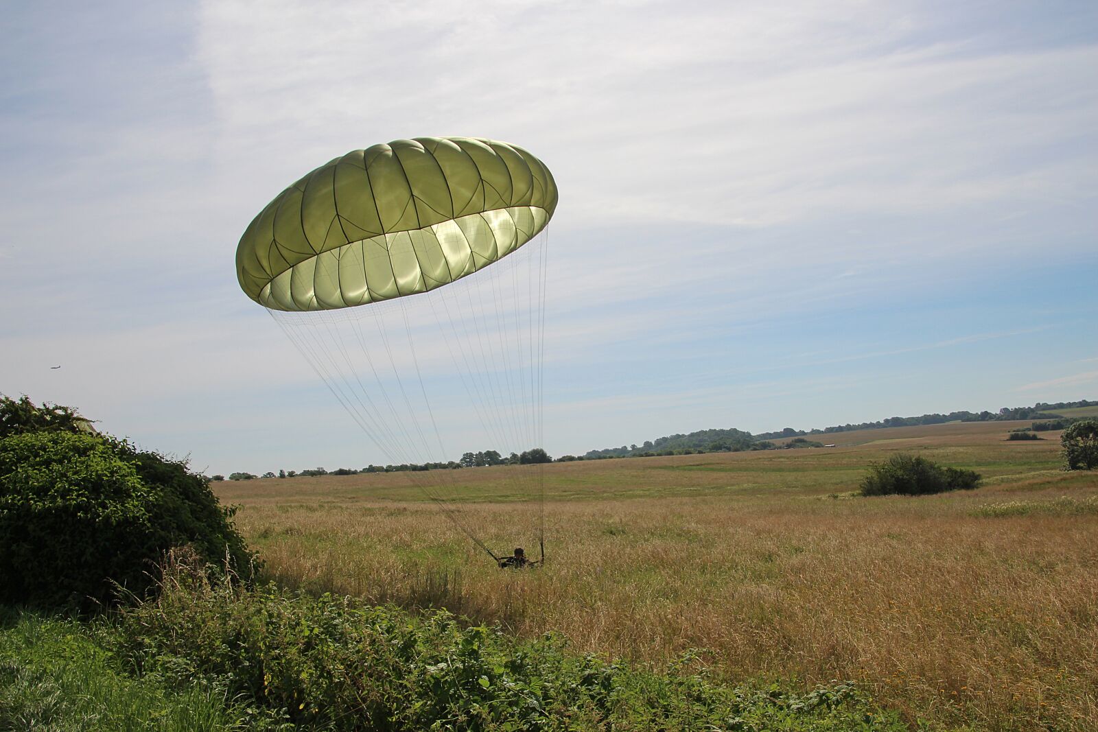 Canon EOS 700D (EOS Rebel T5i / EOS Kiss X7i) sample photo. Landing, parachutist, parachute photography