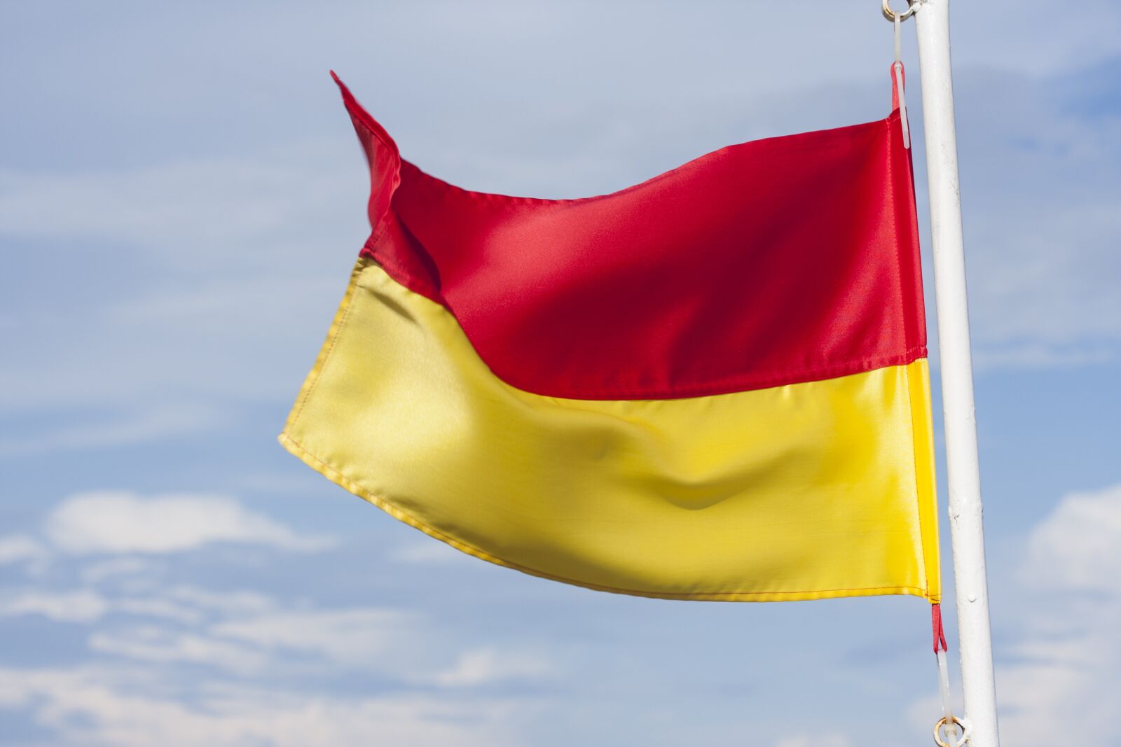 Canon EOS 40D sample photo. Flag, yellow, red photography