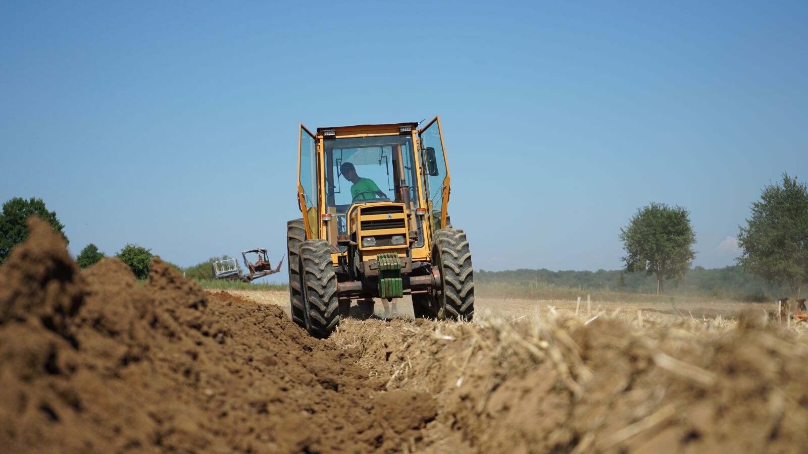 Sony a7 II + Sony FE 28-70mm F3.5-5.6 OSS sample photo. Tractor, earth, culture photography