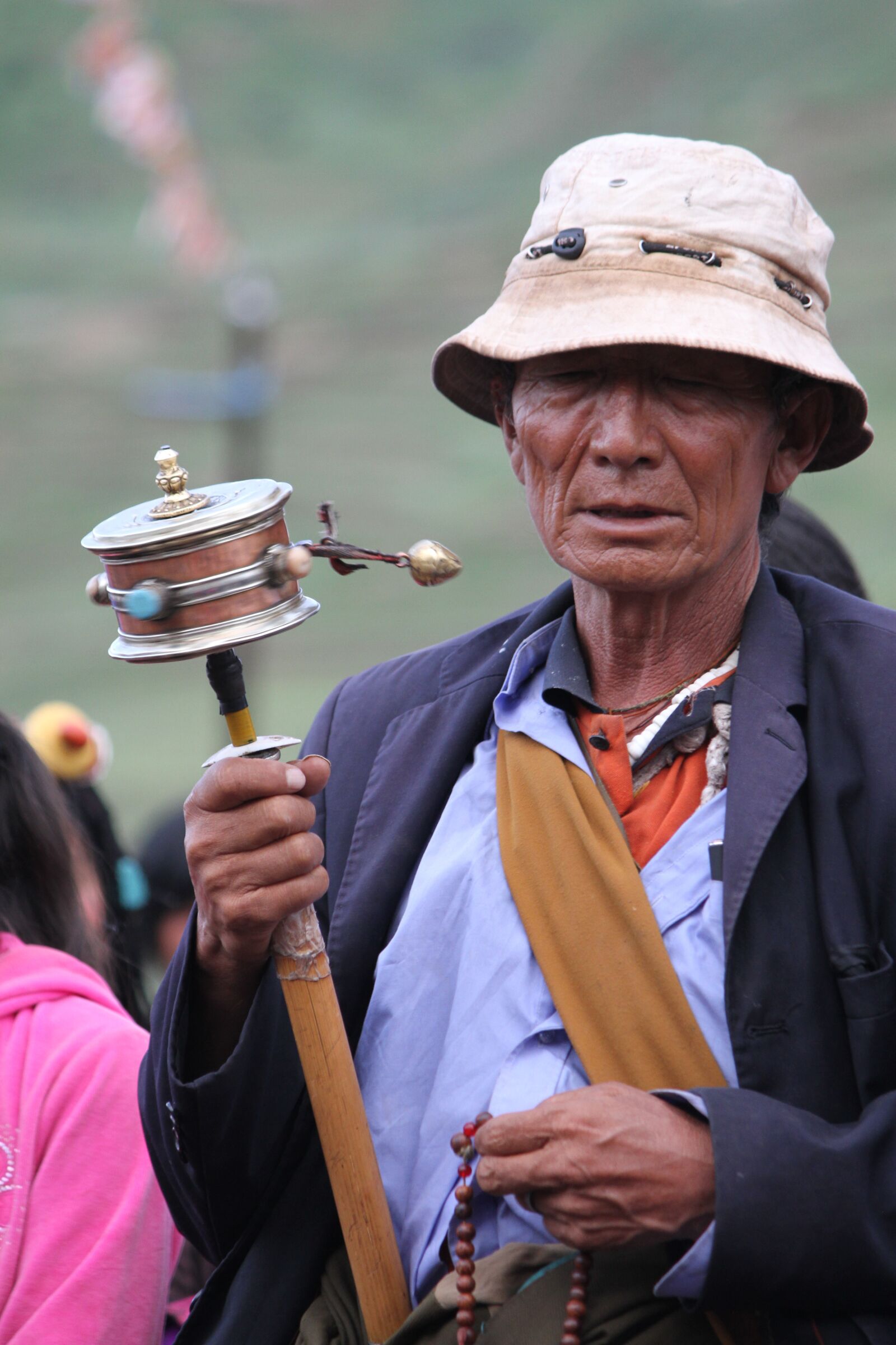 Canon EOS 7D sample photo. Character, turning the wheel photography