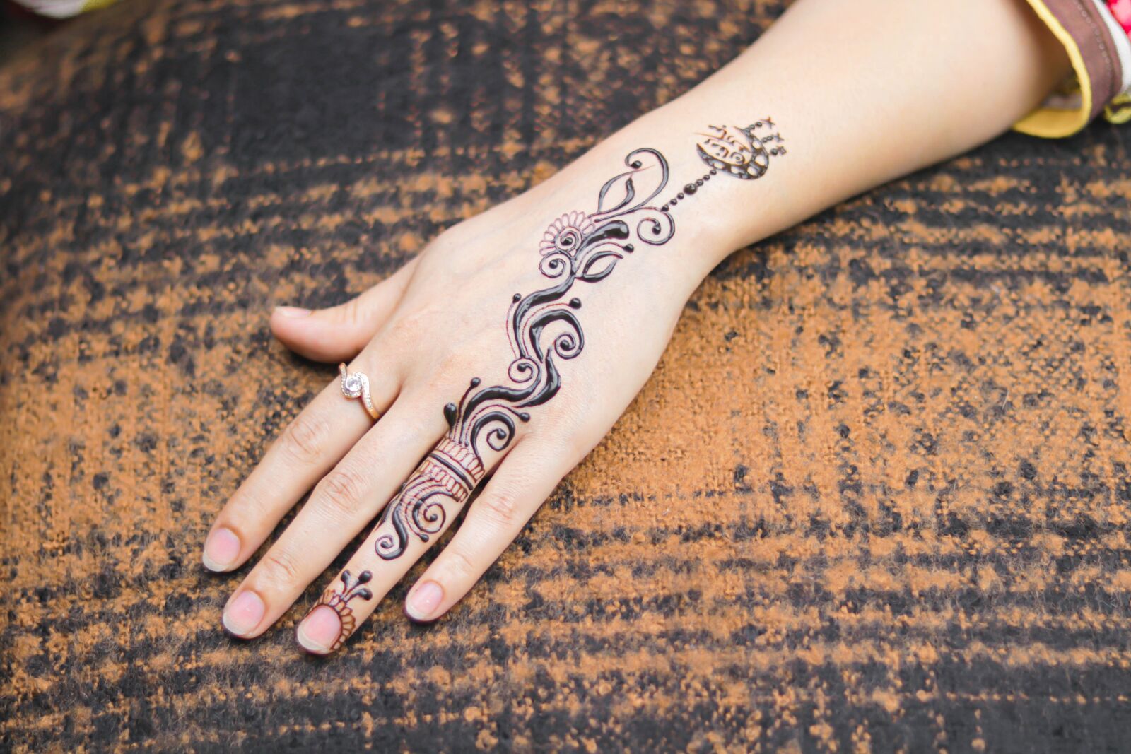 Canon EOS 80D + Canon EF 50mm F1.8 STM sample photo. Indian, tattoo, henna photography