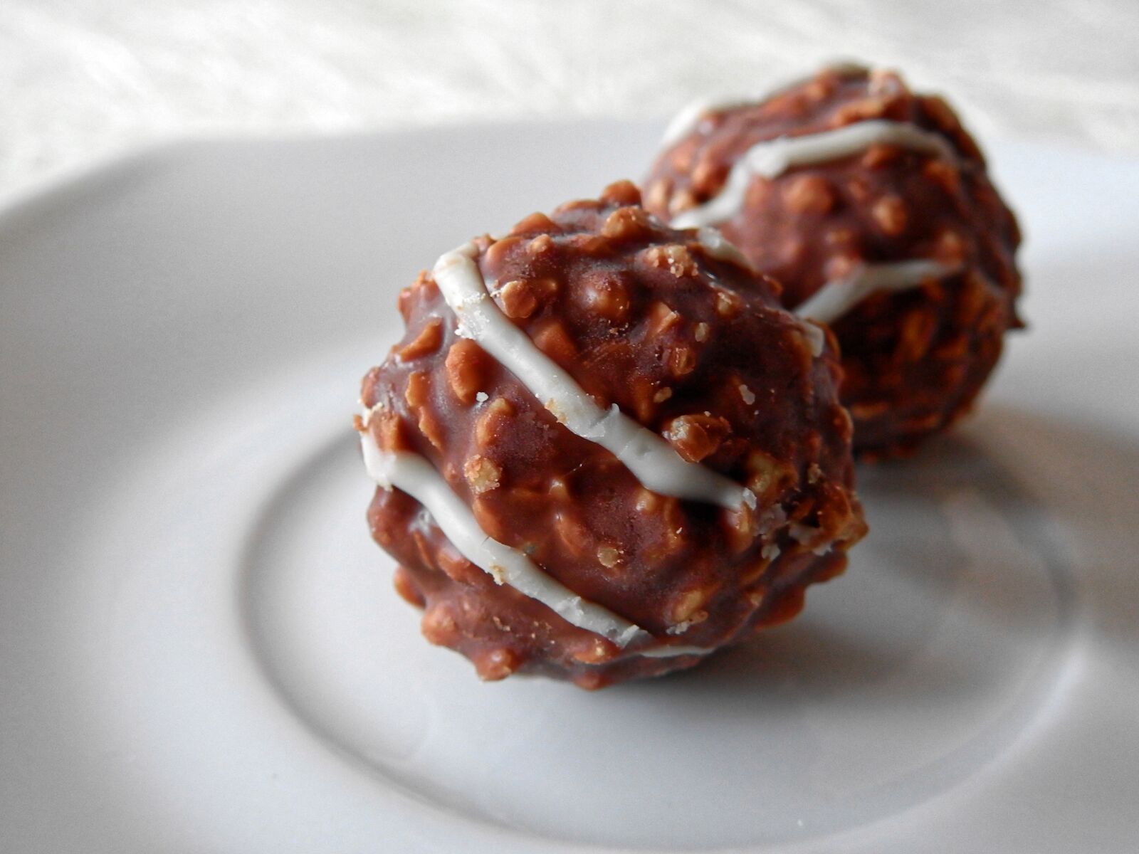 Nikon Coolpix P900 sample photo. Sweetness, nibble, chocolate photography