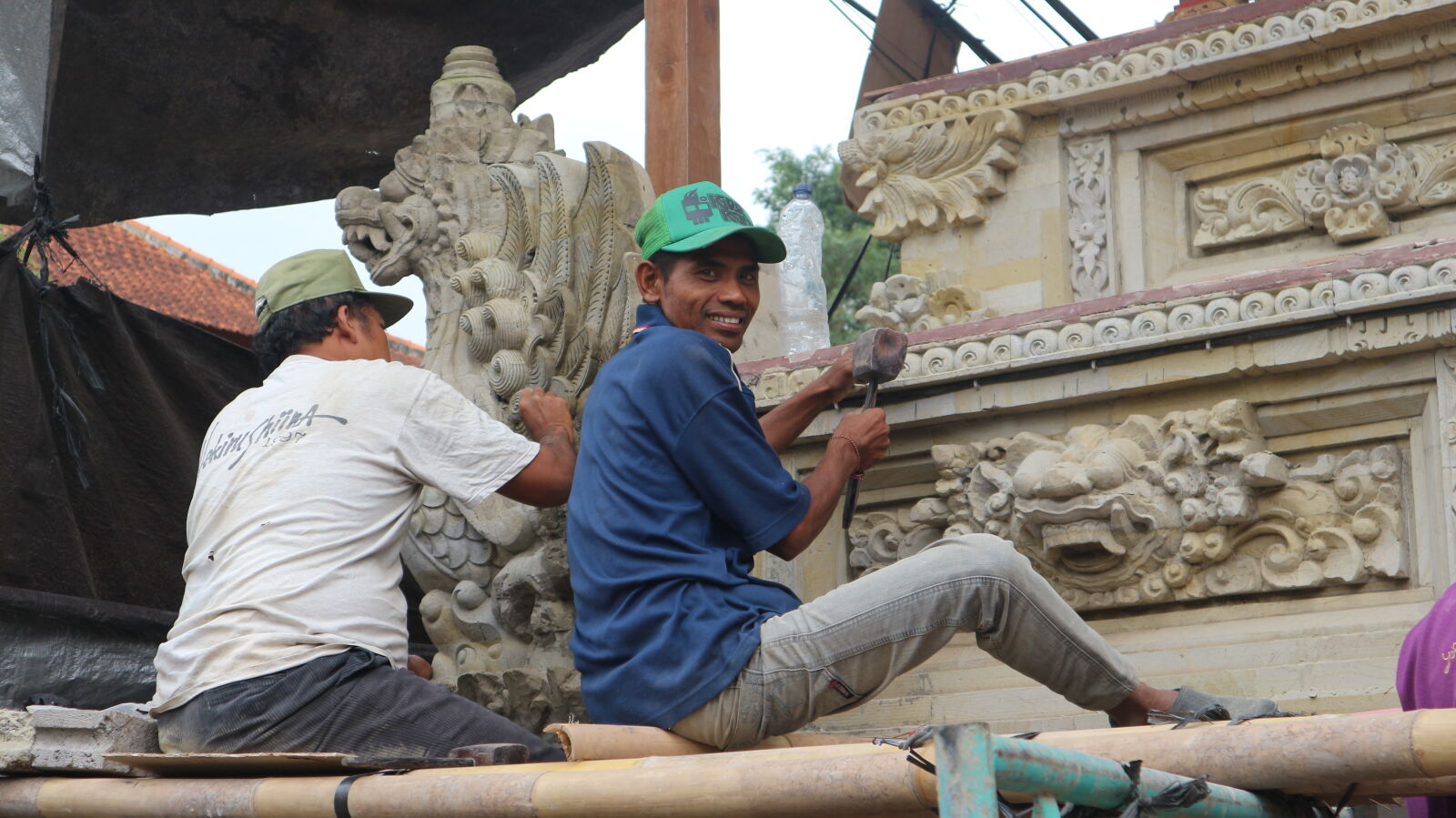 Canon EOS M10 + Canon EF-M 15-45mm F3.5-6.3 IS STM sample photo. Bali, construction, workers, decoration photography
