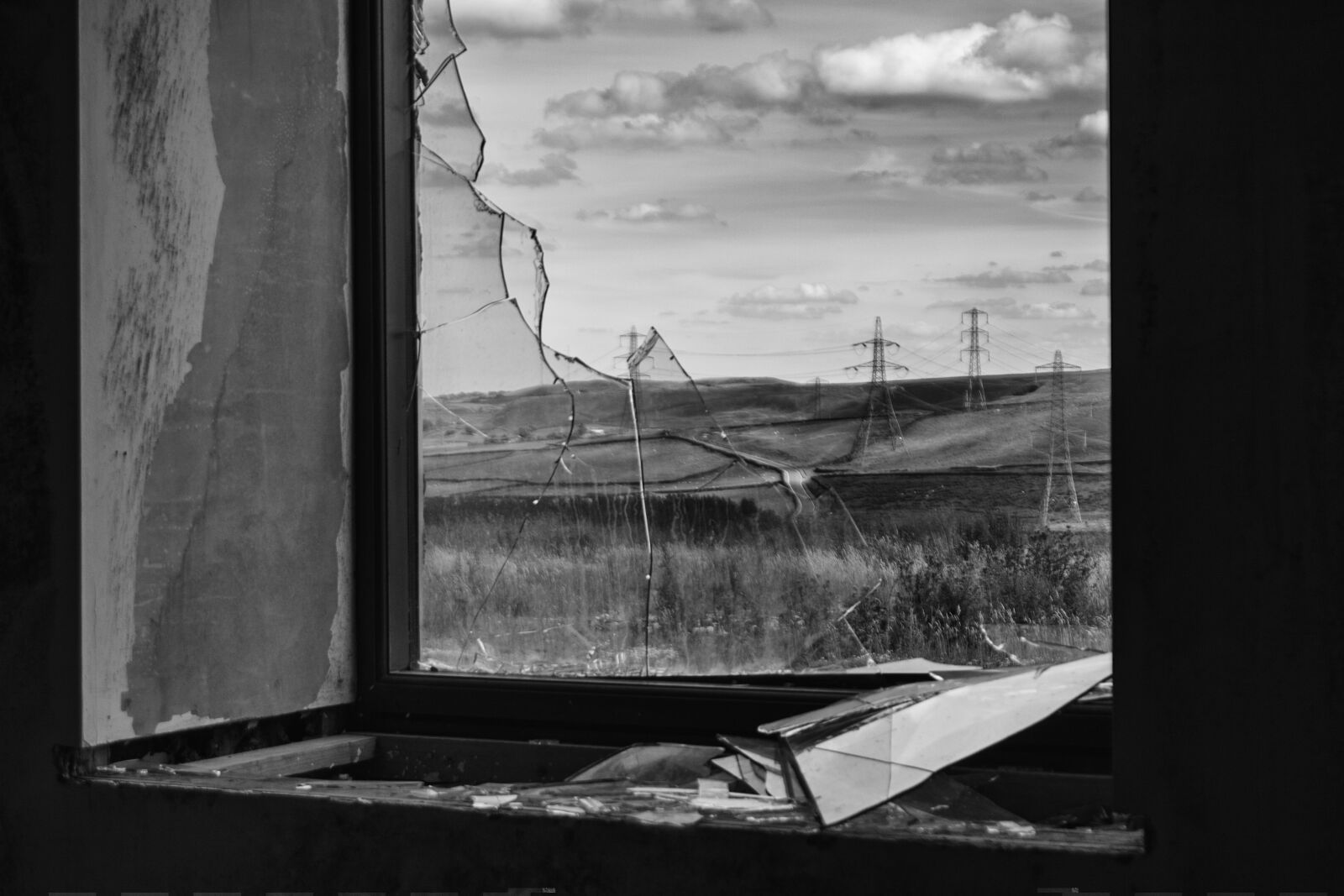 Canon EOS 500D (EOS Rebel T1i / EOS Kiss X3) sample photo. Broken, window, damage photography