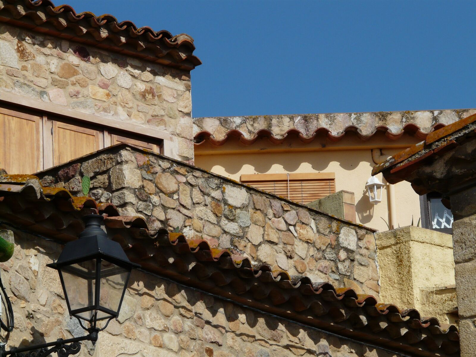 Panasonic DMC-FZ18 sample photo. Roof, roofing, city photography
