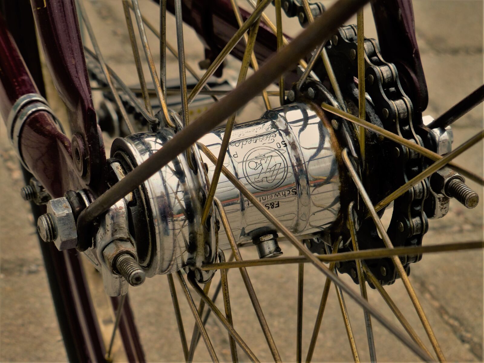 Panasonic DMC-TZ31 sample photo. Wheel, spokes, chain photography